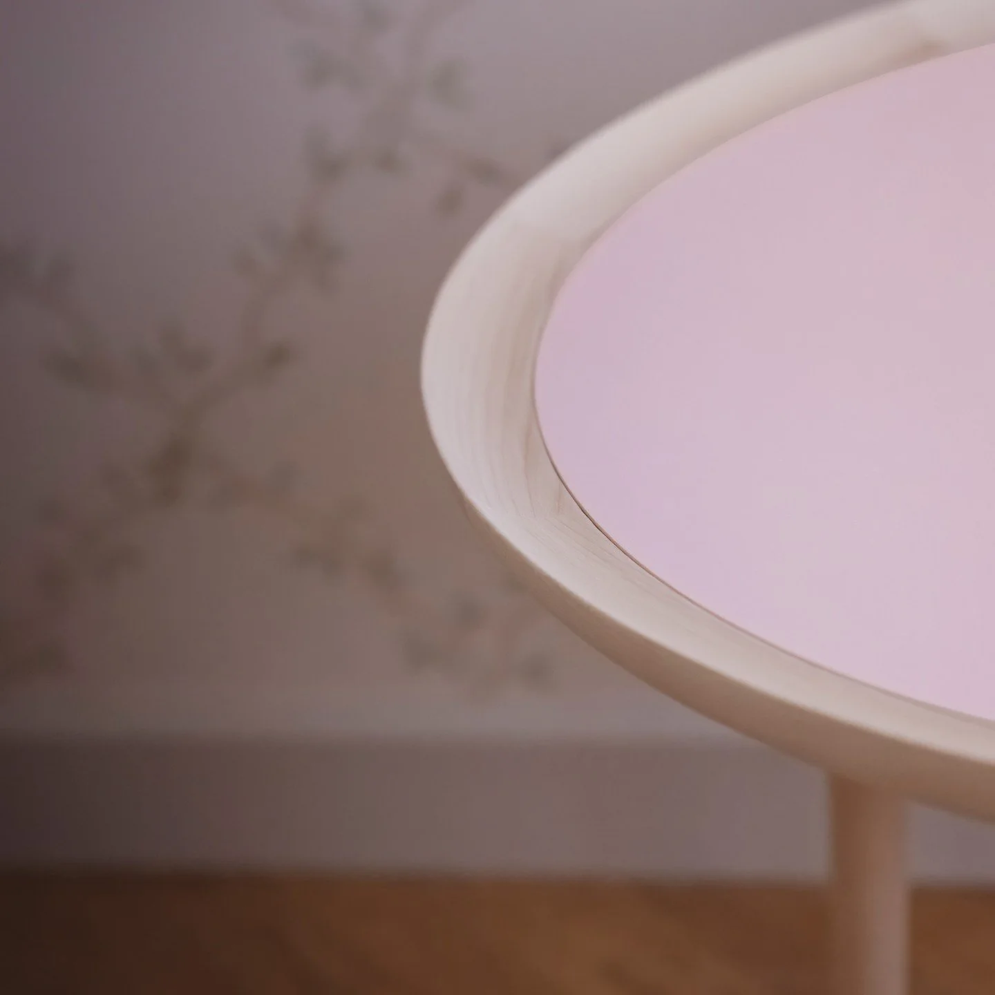 Pynt's satinmatte overflade har en dyb og fin tekstur og giver bordet et karakteristisk og individuelt udtryk. Unikt for linoleum..

Link in bio

Photo @exnerstudio 
#alexanderseyfarthdesign #m&oslash;beldesign #m&oslash;belsnedkeri #m&oslash;beldesi