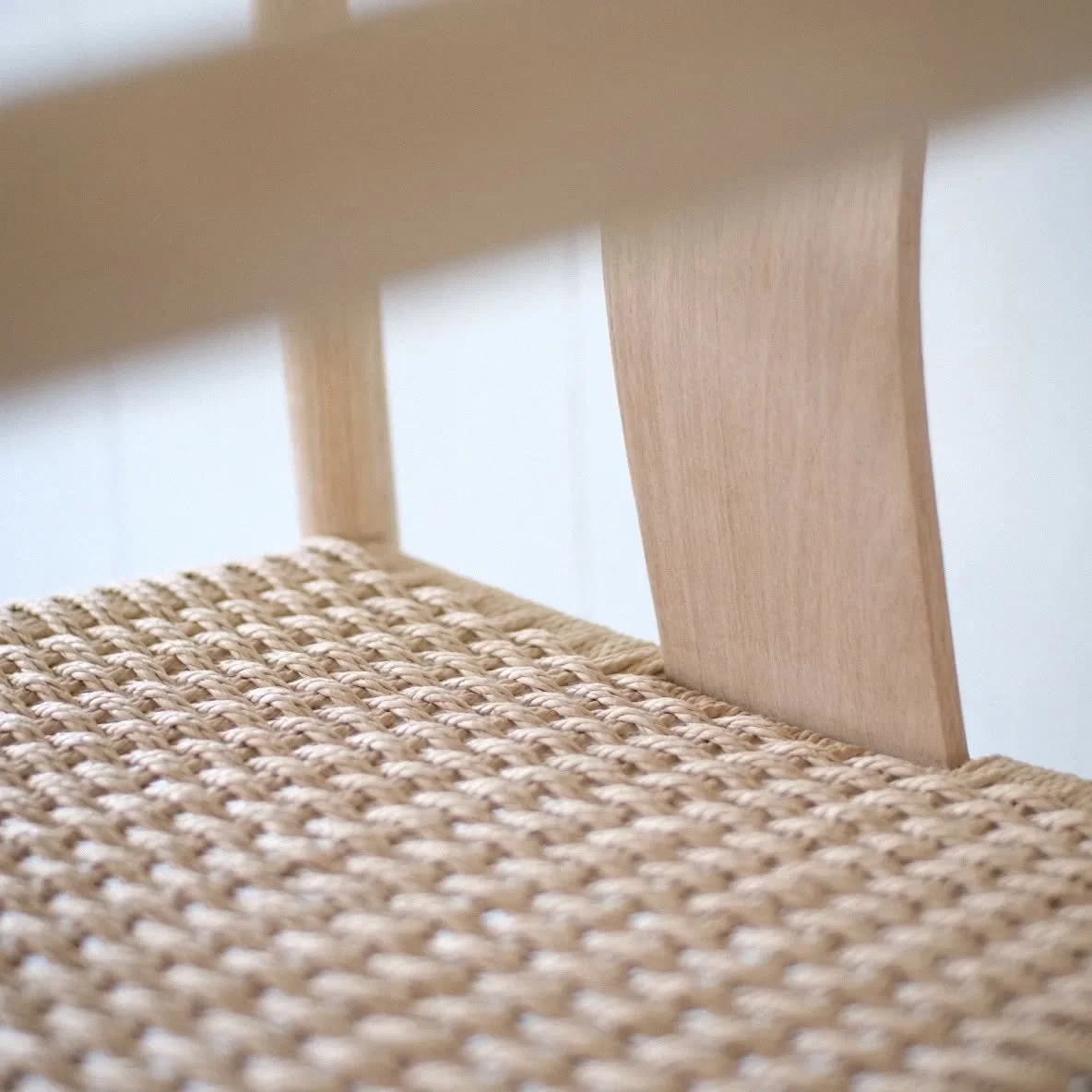 LC03 i Eg med h&aring;ndflettet s&aelig;de af papirsnor. 

_

#alexanderseyfarthdesign #m&oslash;beldesign #m&oslash;belsnedkeri #h&aring;ndv&aelig;rk #h&aring;ndlavetm&oslash;bler  #danskdesign #handmade #detailsfurniture #furnituredetails #furnitur