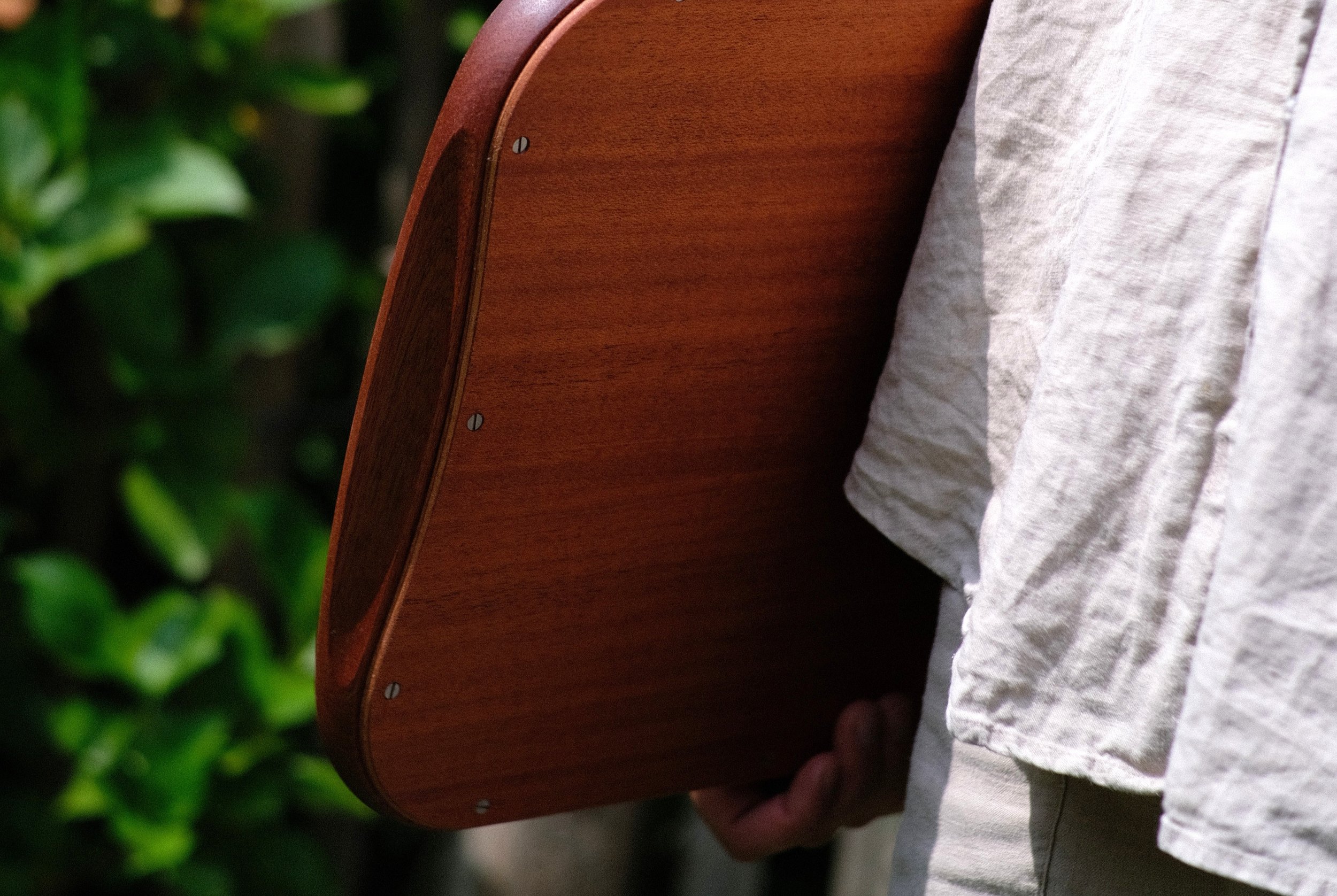 Arv serveringsbakke i mahogni under armen på en person der er går