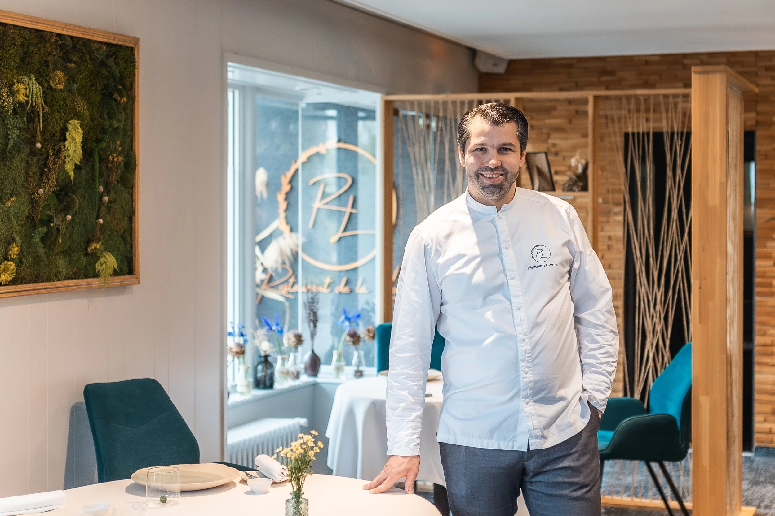 Fabien Raux souriant dans son restaurant.