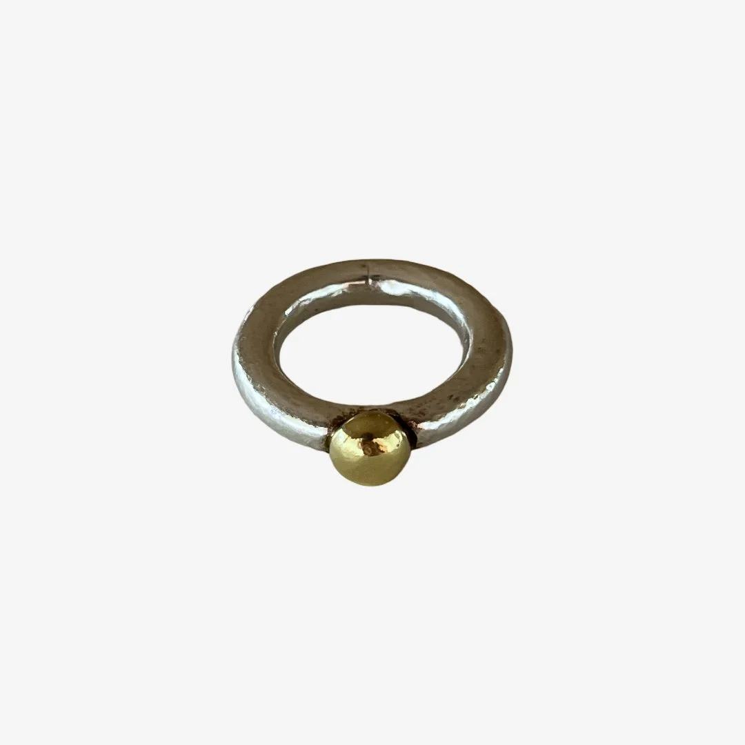 Kraftig silverring med kula av 18k guld.