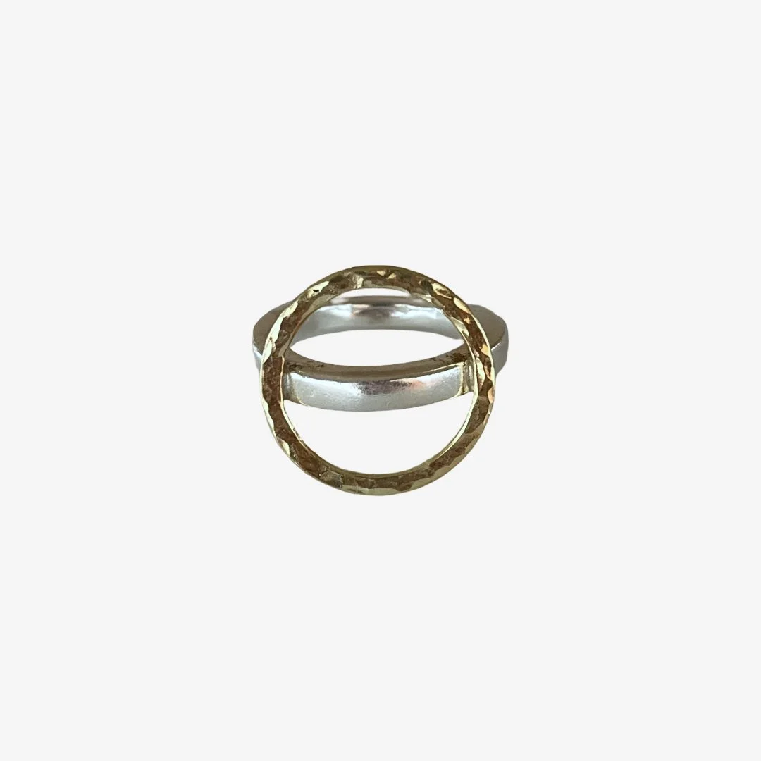 Kraftig silverring med halo av 18k guld.