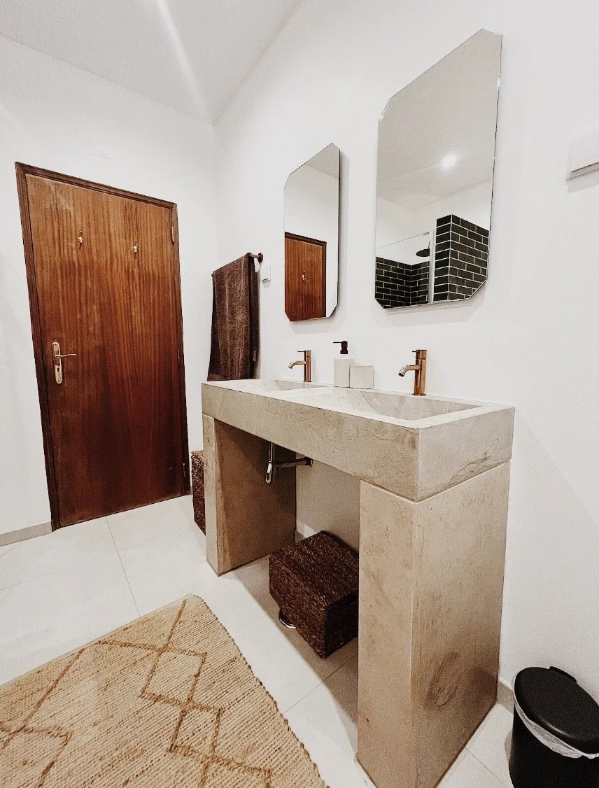 Bright and beautiful bathroom area in Quinta do Rei holiday home.