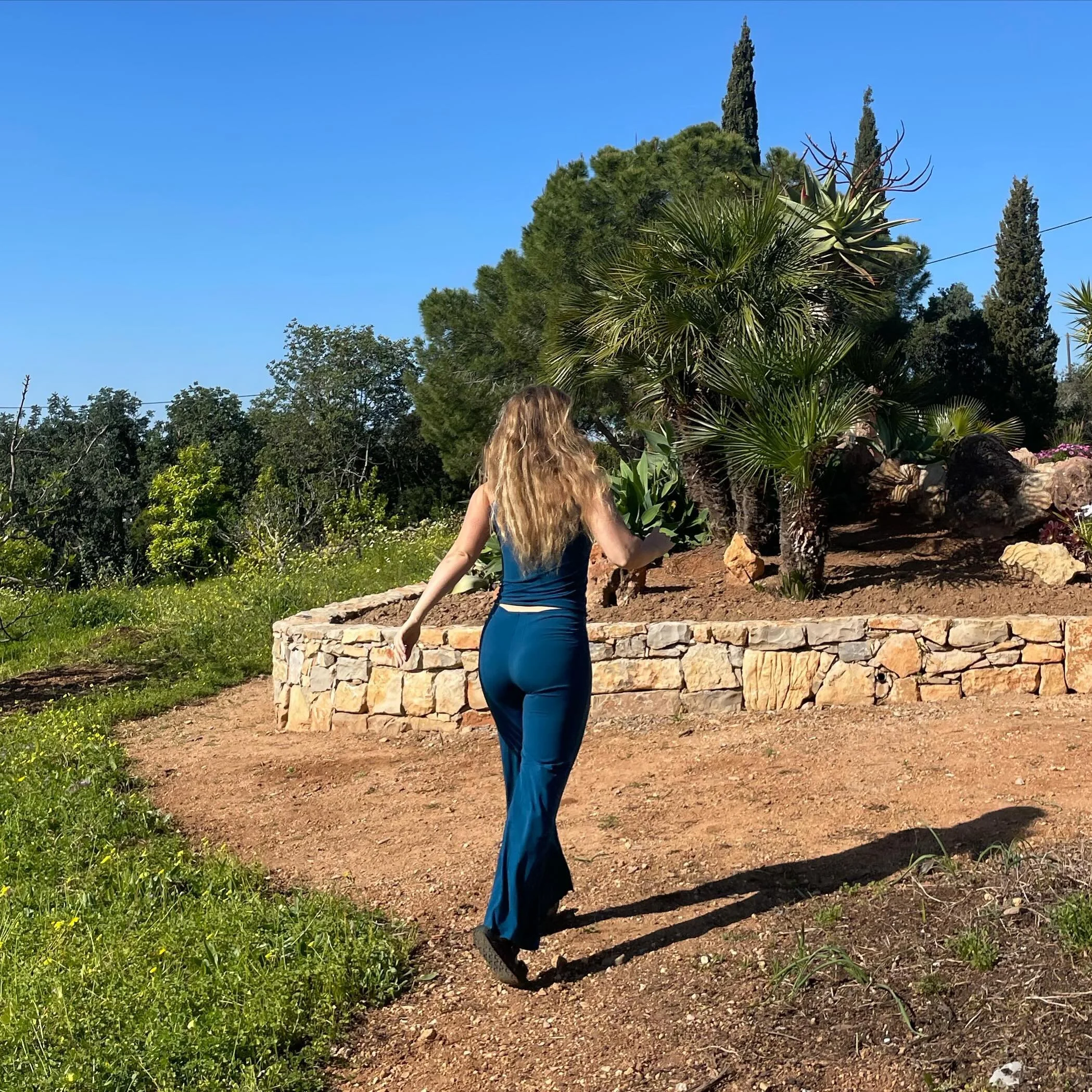 Deze waanzinnige plek is nog twee weekjes te huren (29 juni tot 6 juli, en 1 tot 15 september). Zin om hier met je vrienden of familie langs te komen? Stuur een bericht of boek op de site 🧡 (vijgen, grapefruit, mandarijnen &amp; pruimen uit de tuin 