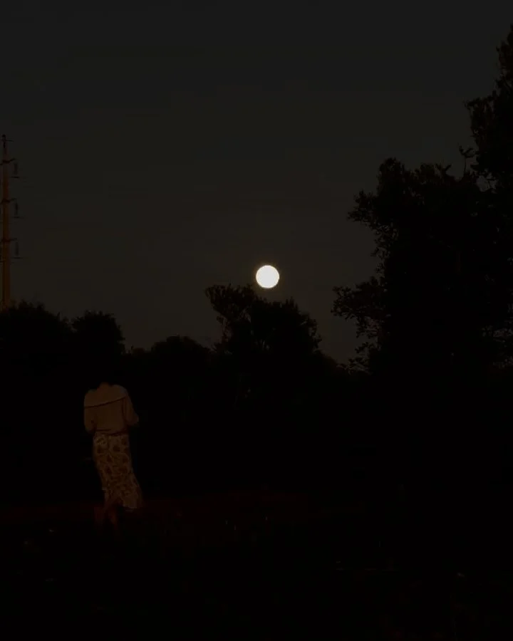 One of the reasons our guests love our house so much is because of the open space and the ability to connect to the the earth, stars, the universe and mama moon. 🌀