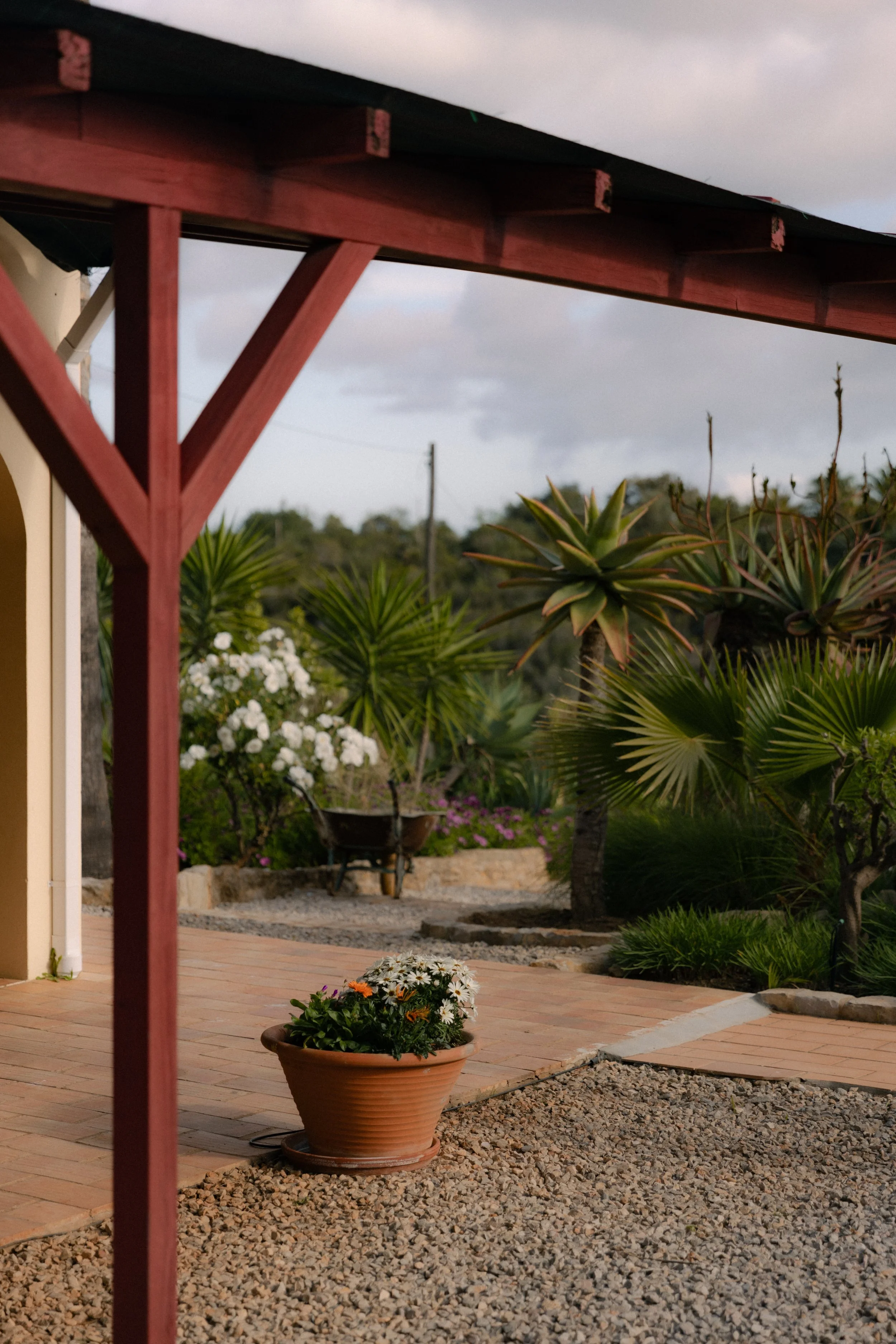 Lush garden with outdoor pool at Quinta do Rei holiday home.
