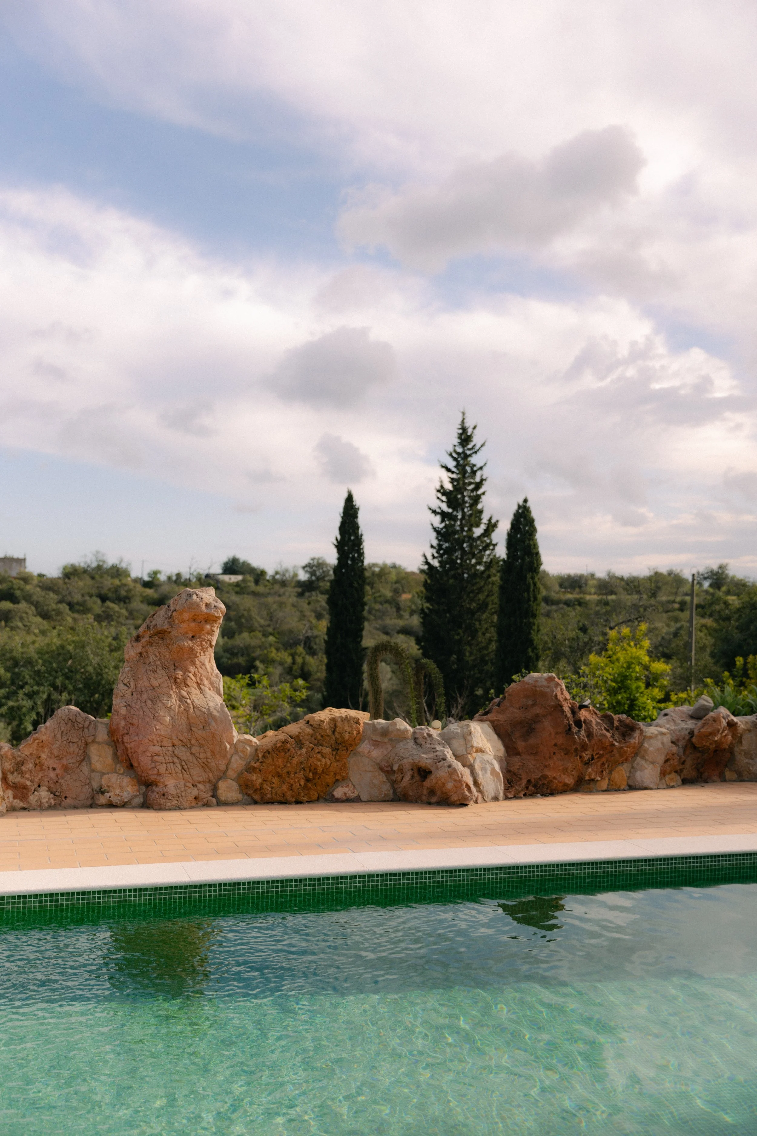 Lush garden with outdoor pool at Quinta do Rei holiday home.