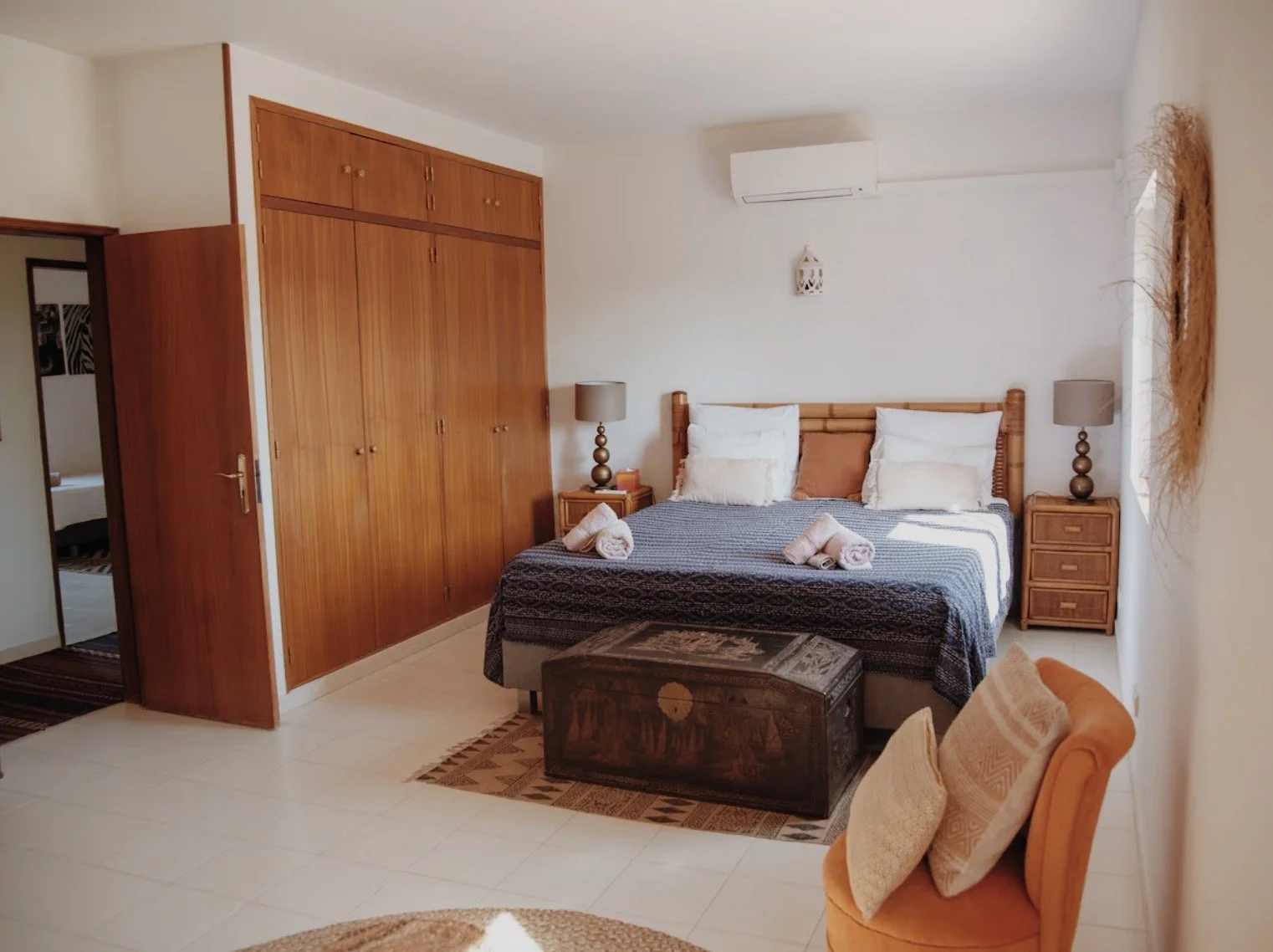 Cozy bedroom with natural light and comfortable seating at Quinta do Rei.