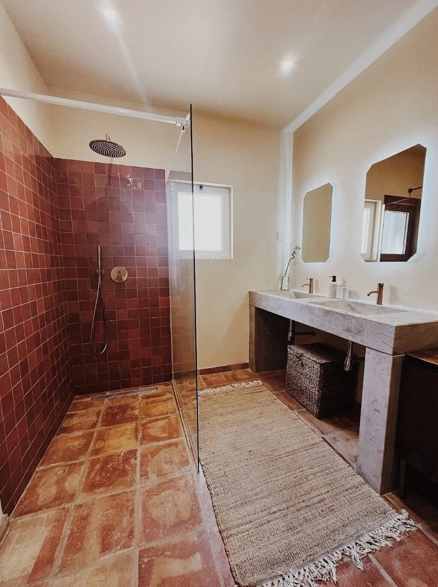 Bright and beautiful bathroom area in Quinta do Rei holiday home.