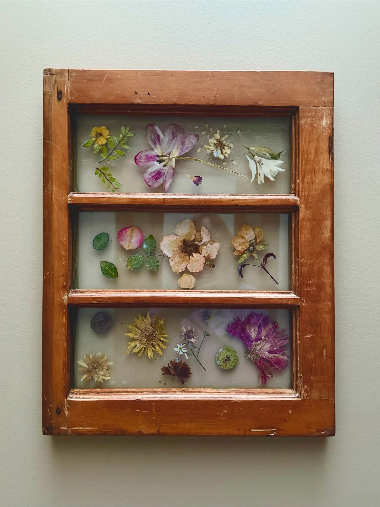 Exploring something new!
This one-of-a-kind piece features a beautiful antique window frame we discovered while sourcing reclaimed wood. I&rsquo;ve combined pressed dried flowers with touches of acrylic paint to create a delicate and layered botanica