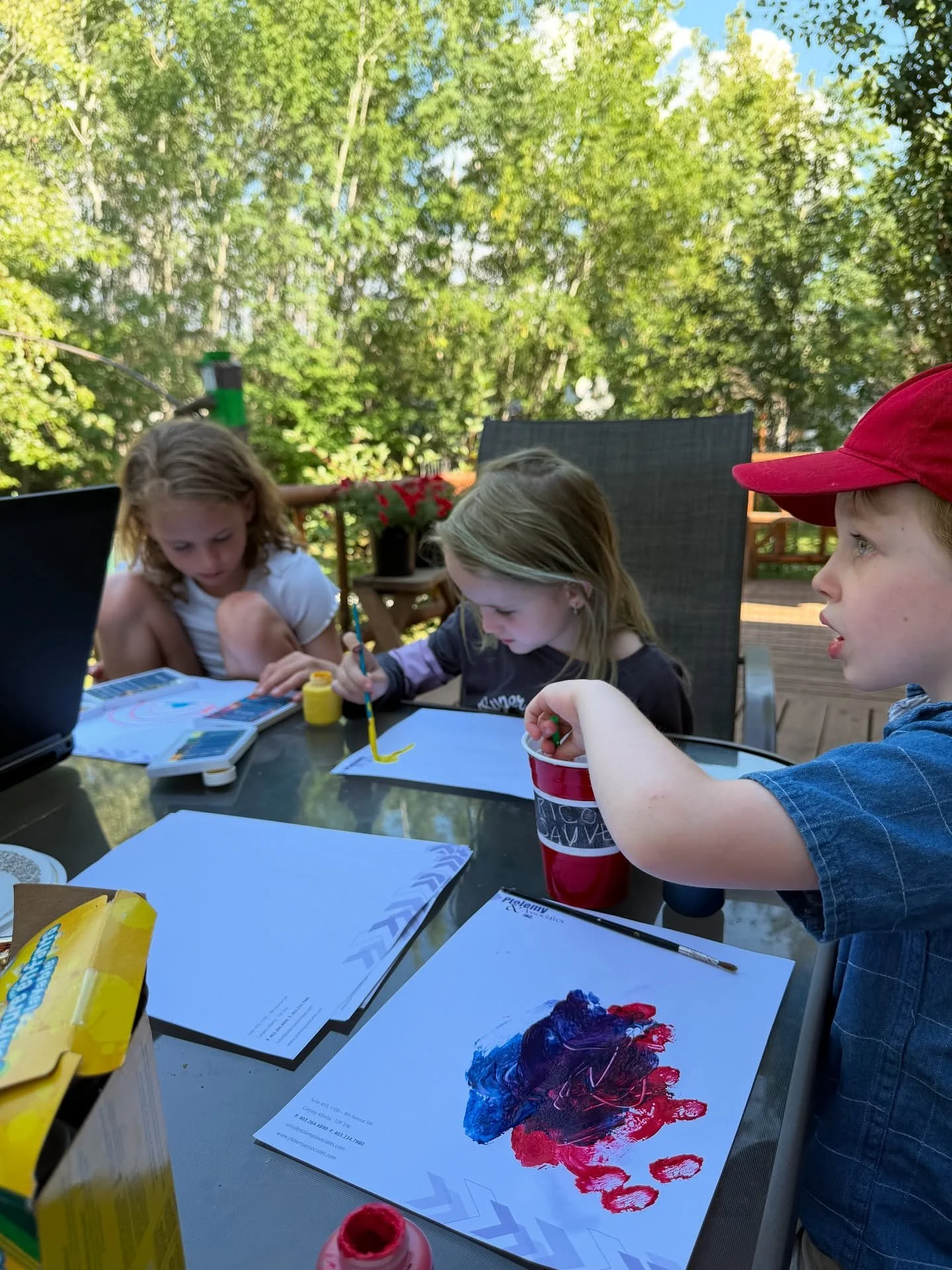I loved being outside making art with 3 of my grands last week at the cabin. Each one had their own technique and approach to painting. Give them paper, pens and paint and then get out of their way! Imagination activated is a joy to watch 🤩 #kidsmak