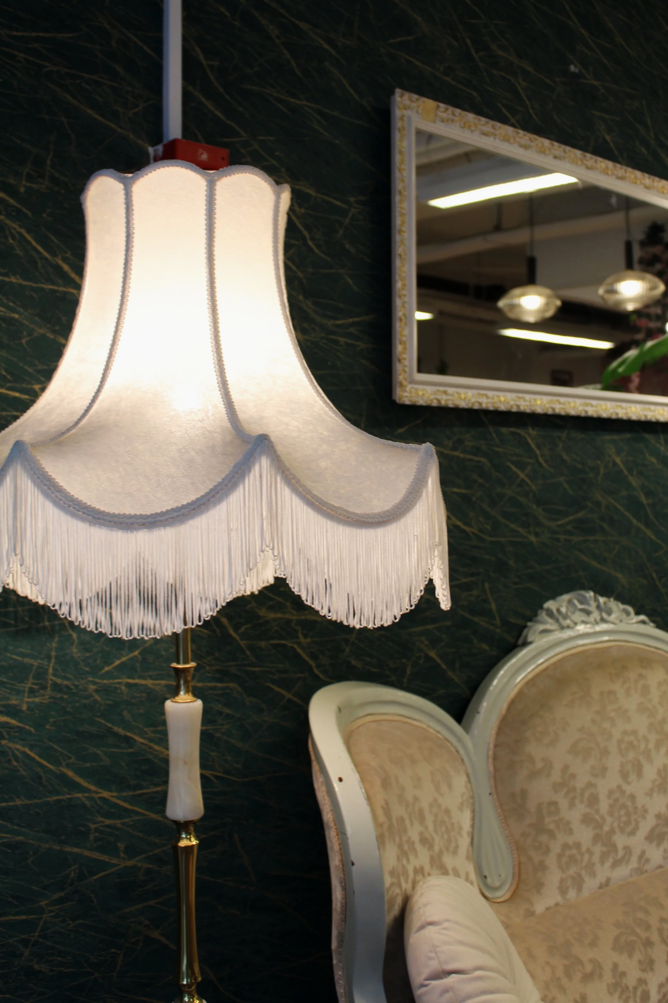 Elegantti vintage-lattiavalaisin