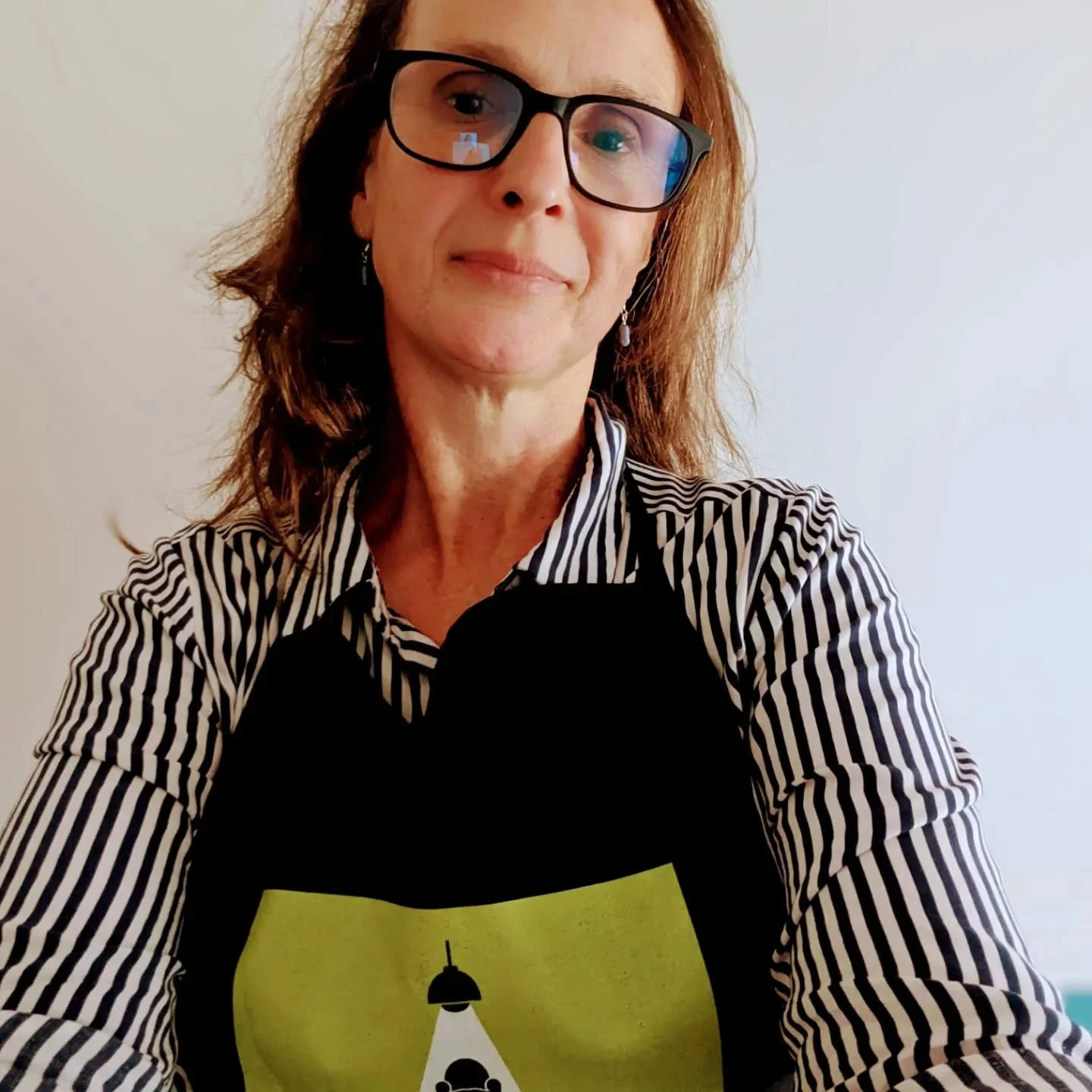 Playing around with a new head shot and some filters. Which would you choose - 1st, middle or last? (And what do you think of the new apron - its part of the new Thoughtful Spaces Decluttering uniform ☺️)

Thank you all😘 - I have taken your comments