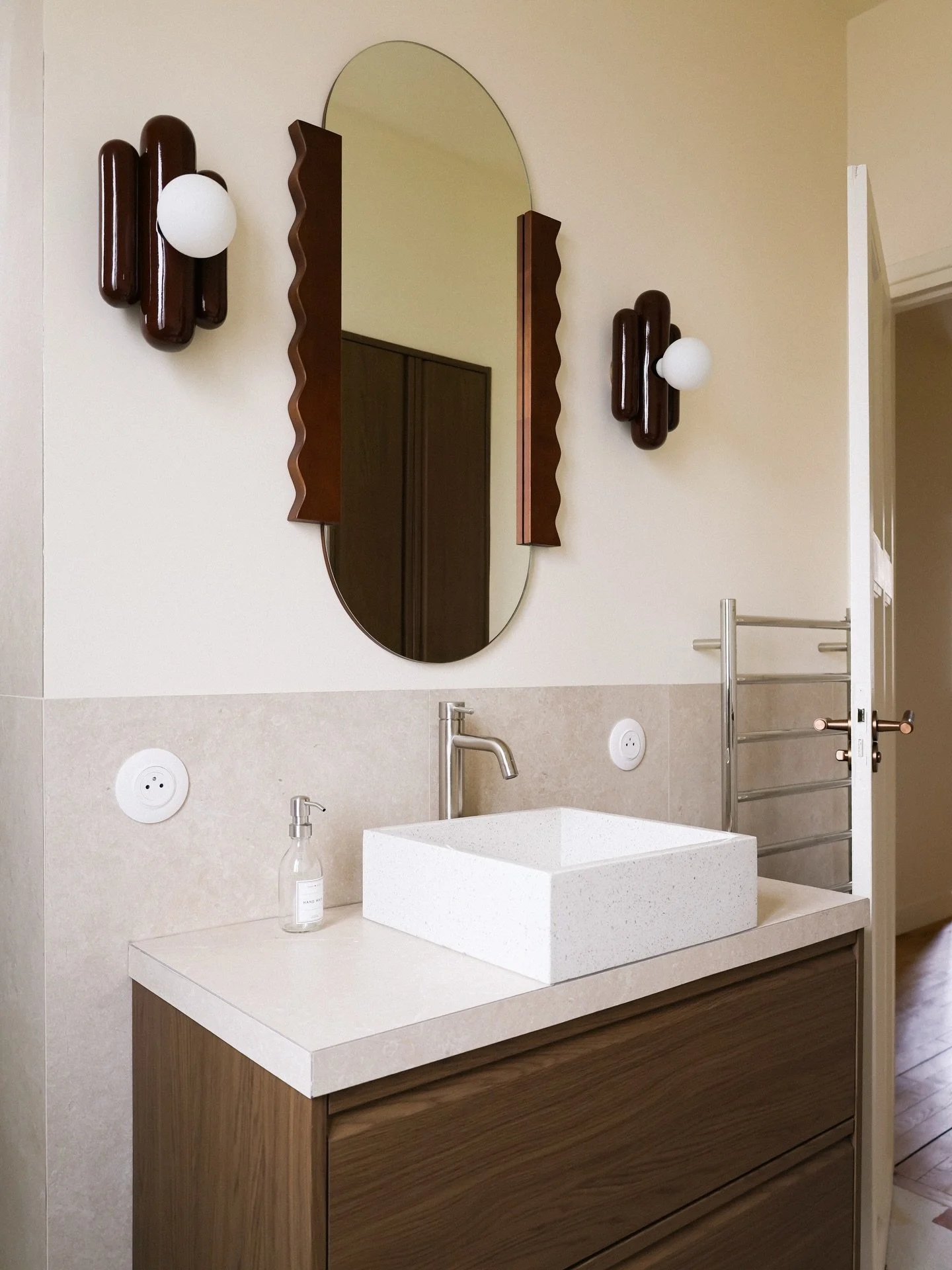 𝗣𝗥𝗢𝗝𝗘𝗧 𝗣𝗜𝗔 &bull; 𝗦𝗮𝗹𝗹𝗲 𝗱𝗲 𝗯𝗮𝗶𝗻

Apr&egrave;s / Avant 🛁

La transformation de la salle de bain r&eacute;v&egrave;le un espace plus doux et contemporain.

Une palette min&eacute;rale de pierre beige dialogue avec un terrazzo @mosa