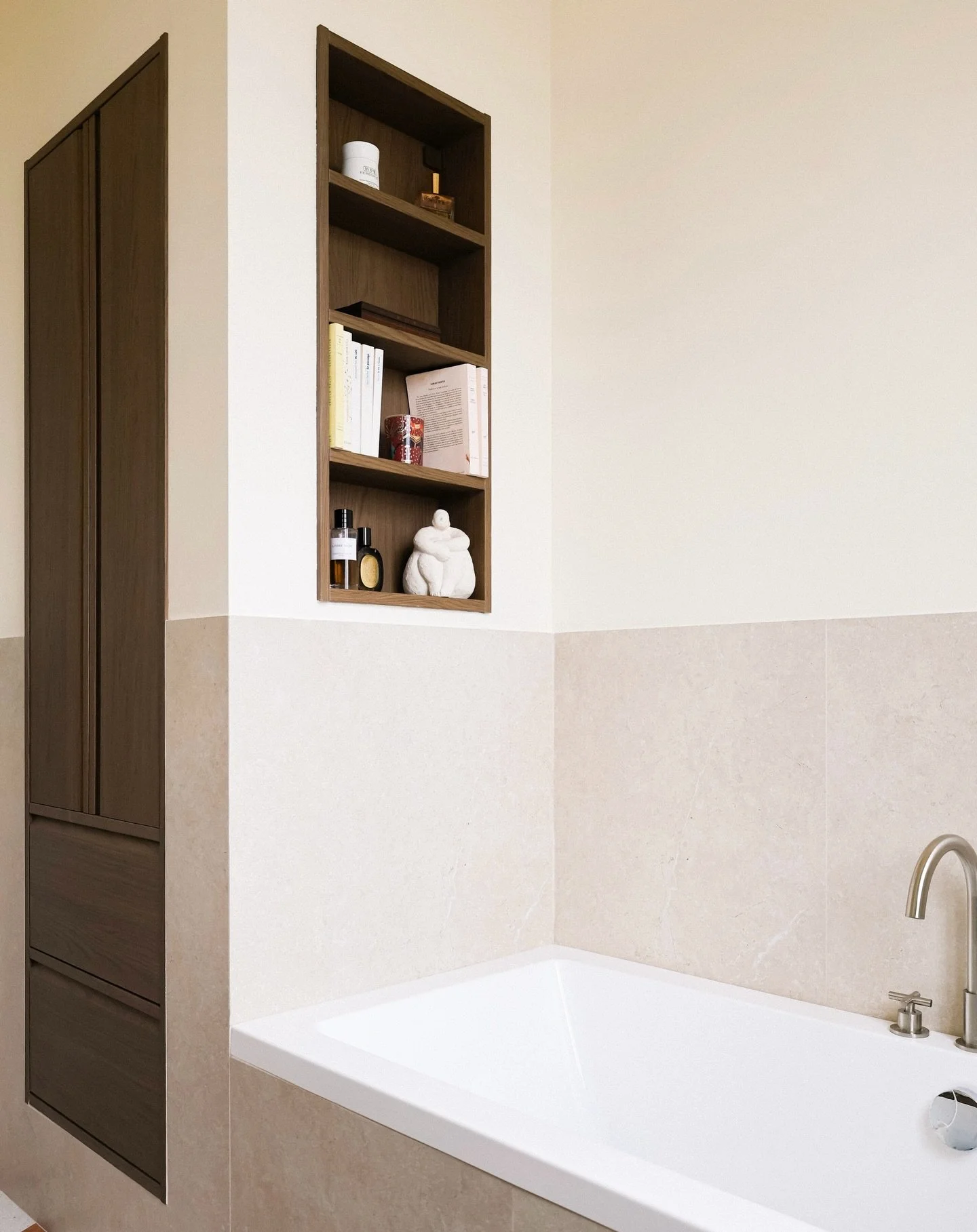 𝗣𝗥𝗢𝗝𝗘𝗧 𝗣𝗜𝗔 &bull; 𝗦𝗮𝗹𝗹𝗲 𝗱𝗲 𝗯𝗮𝗶𝗻

Dans cette salle de bain, nous avons travaill&eacute; 𝙪𝙣 𝙨𝙚𝙢𝙞-𝙨𝙪𝙧-𝙢𝙚𝙨𝙪𝙧𝙚: des modules IKEA (placards, niches, meuble vasque) int&eacute;gr&eacute;s et redessin&eacute;s pour cr&eacut