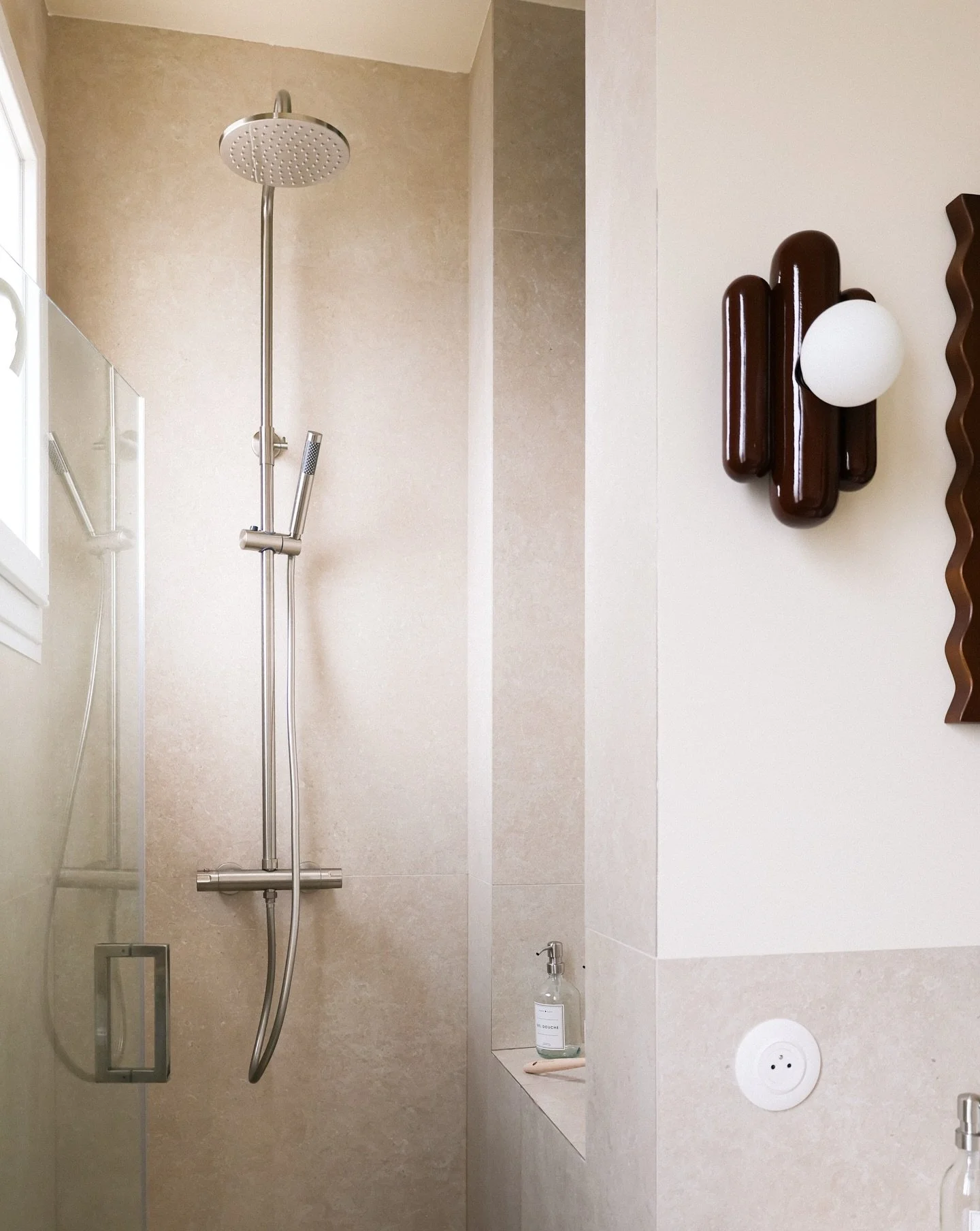 𝗣𝗿𝗼𝗷𝗲𝘁 𝗣𝗜𝗔 &bull; 𝗟𝗮 𝘀𝗮𝗹𝗹𝗲 𝗱𝗲 𝗯𝗮𝗶𝗻 

Une salle de bain pens&eacute;e comme un espace doux et sculptural.

Des lignes simples, des mati&egrave;res min&eacute;rales et une palette chaude viennent dialoguer avec le bois, pour cr&ea