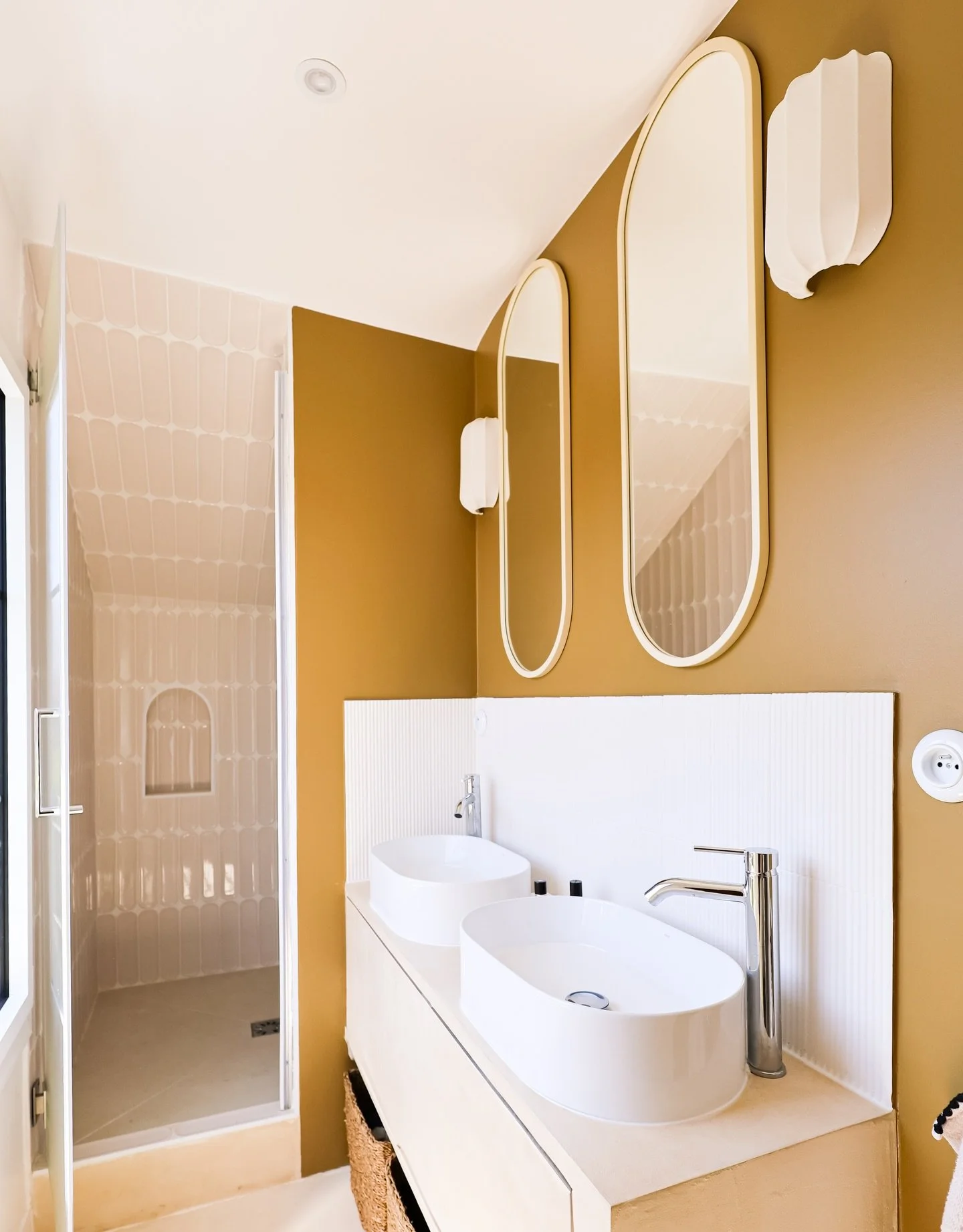 𝙋𝙧𝙤𝙟𝙚𝙩 &bull; 𝗠𝗔𝗜𝗦𝗢𝗡 𝗔𝗣𝗔 ☀️

Le d&eacute;fi ? Passer d&rsquo;un plateau sous combles peu optimis&eacute; &agrave; une v&eacute;ritable suite parentale lumineuse et chaleureuse. 

Derri&egrave;re la t&ecirc;te de lit se d&eacute;voile d