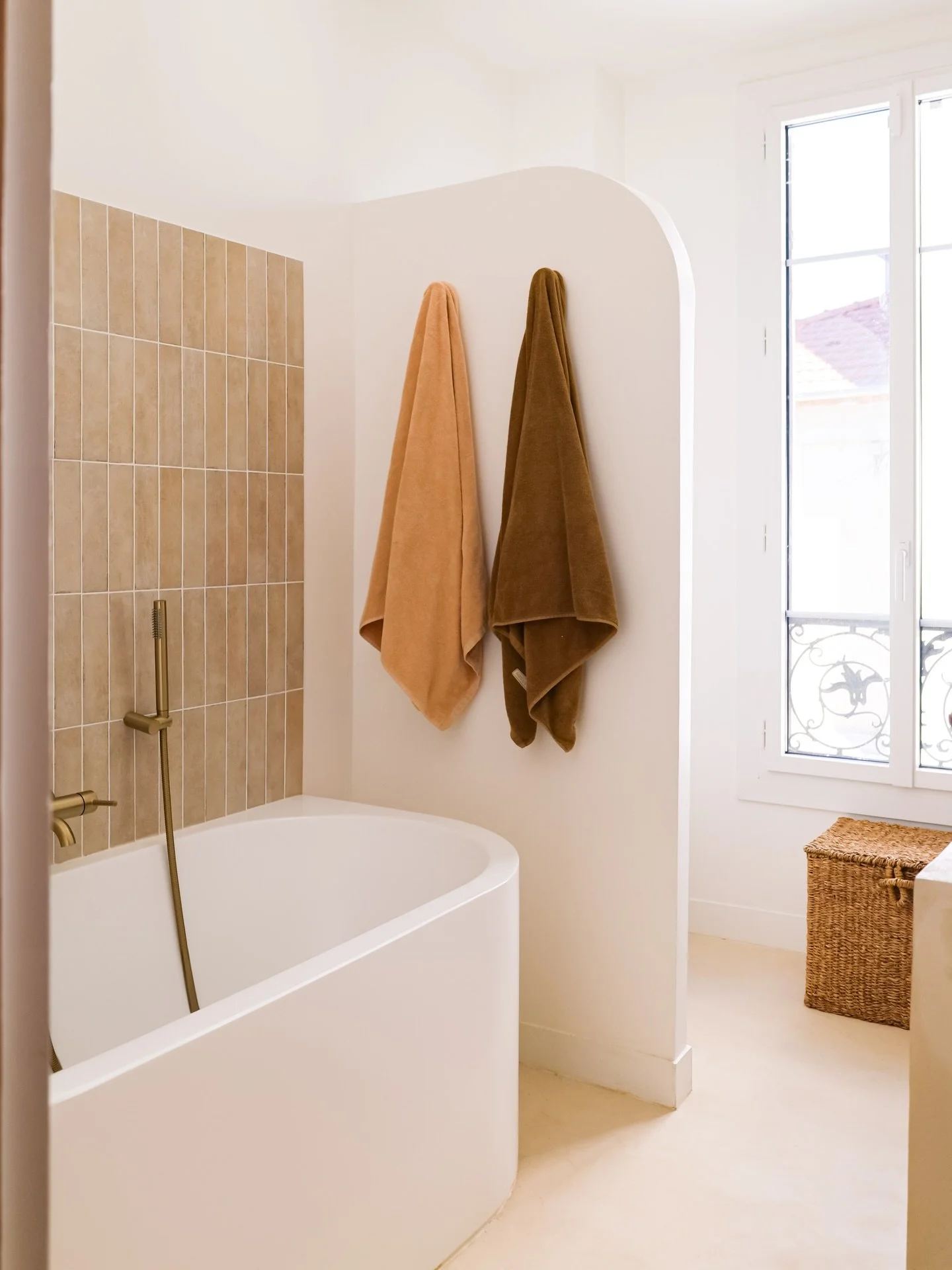 𝗠𝗮𝗶𝘀𝗼𝗻 𝗔𝗣𝗔 &bull; 🛁

𝘚𝘸𝘪𝘱𝘦 𝘱𝘰𝘶𝘳 𝘭&rsquo;𝘢𝘷𝘢𝘯𝘵 &rarr;

La salle de bain des enfants prend des airs de vacances. ☀️

Des tons sable, des mati&egrave;res naturelles et une lumi&egrave;re omnipr&eacute;sente pour cr&eacute;er une