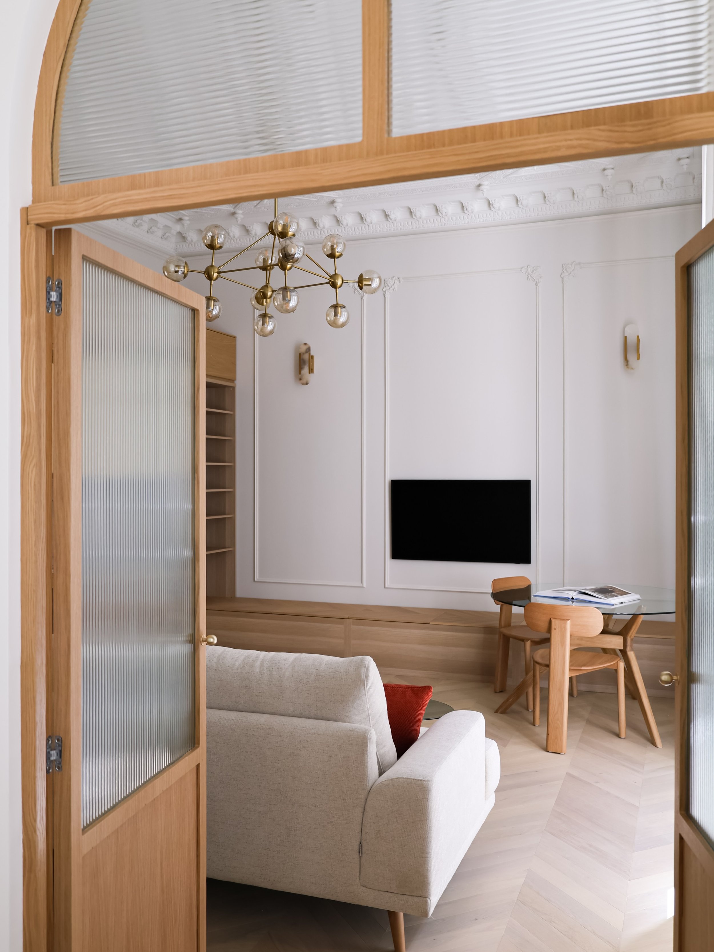 𝗣𝗥𝗢𝗝𝗘𝗧 𝗥𝗜𝗖𝗛𝗘𝗟𝗜𝗘𝗨 &bull; 𝗥𝗘𝗖𝗧𝗢 / 𝗩𝗘𝗥𝗦𝗢

𝗥𝗲𝗰𝘁𝗼: La vue depuis la chambre sur le s&eacute;jour, magnifiquement encadr&eacute;e par ce plafond d&rsquo;exception.

𝗩𝗲𝗿𝘀𝗼: La chambre, d&eacute;licatement aper&ccedil;ue de
