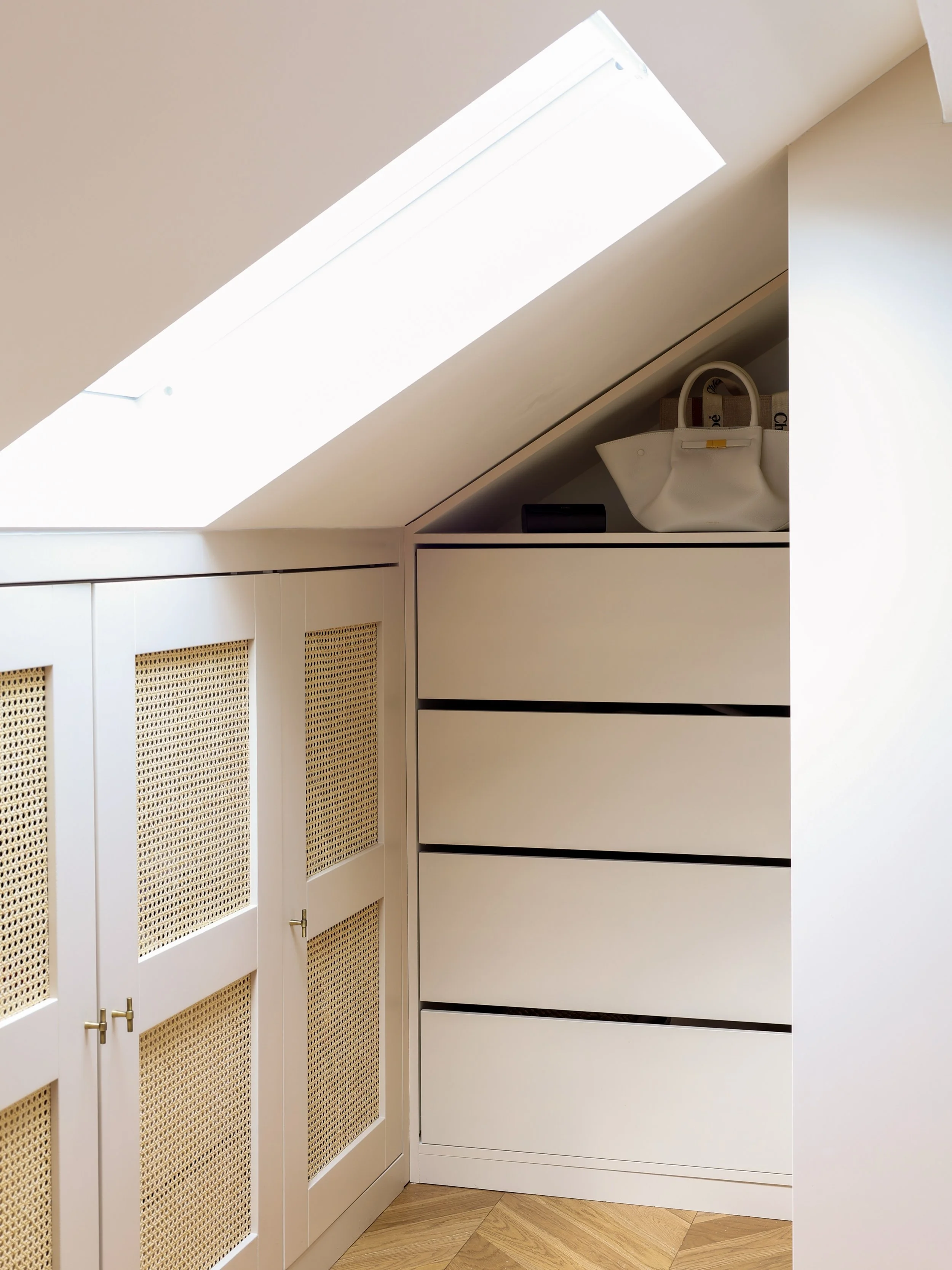 𝗣𝗥𝗢𝗝𝗘𝗧 𝗖𝗘𝗥𝗜𝗦𝗜𝗘𝗥𝗦 🍒 &bull; Optimiser les sous-combles

Pas un m&sup2; &agrave; perdre.
Les sous-pentes sont enti&egrave;rement exploit&eacute;es avec des rangements sur mesure pour offrir &agrave; la suite parentale un maximum de fonct
