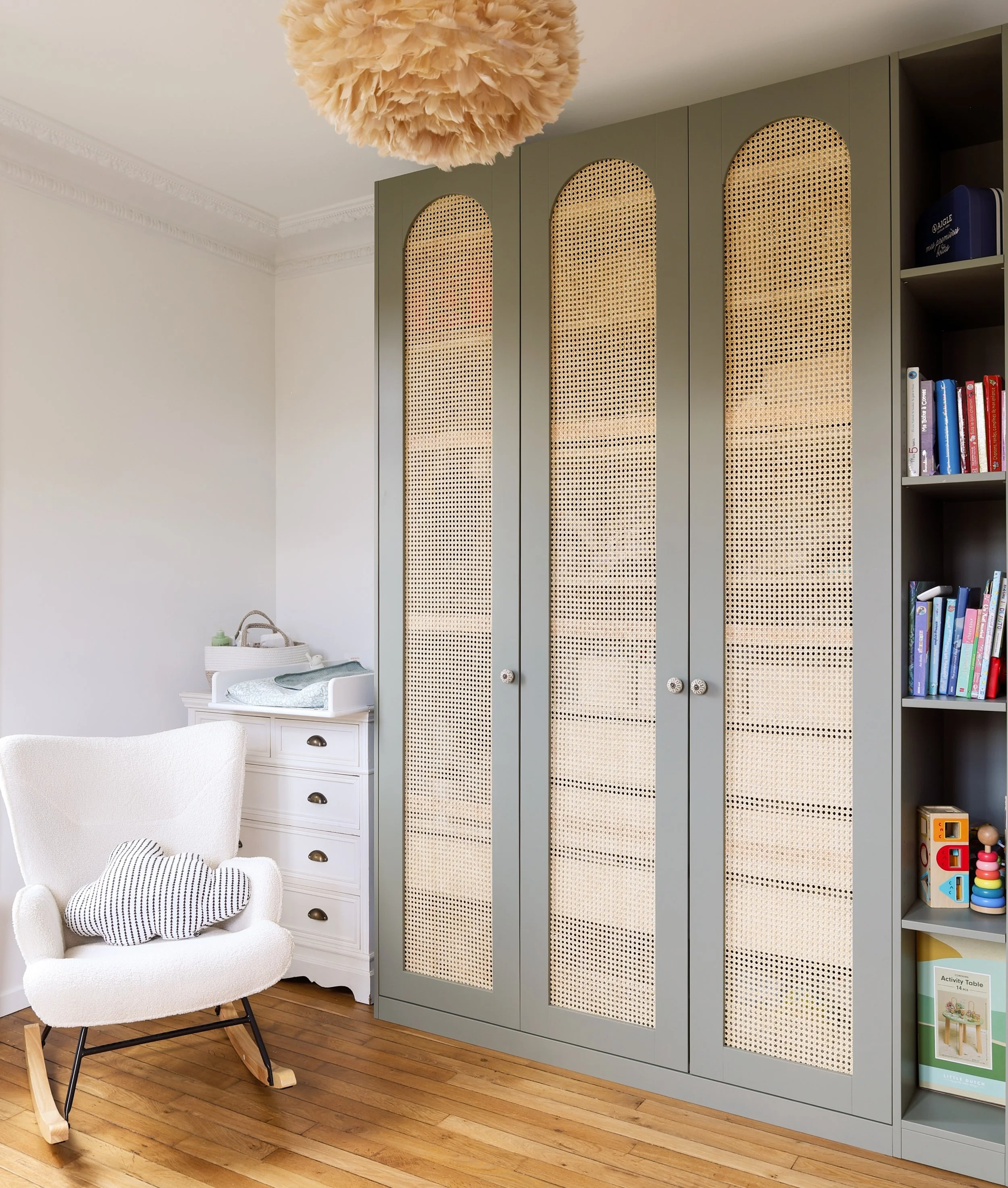 PROJET CERISIERS 🍒 | Chambre d&rsquo;enfant

Un dressing r&eacute;alis&eacute; &agrave; partir de caissons standards, sublim&eacute; par des portes sur mesure aux d&eacute;tails soigneusement travaill&eacute;s. 🤍

Les arches, le cannage en rotin et