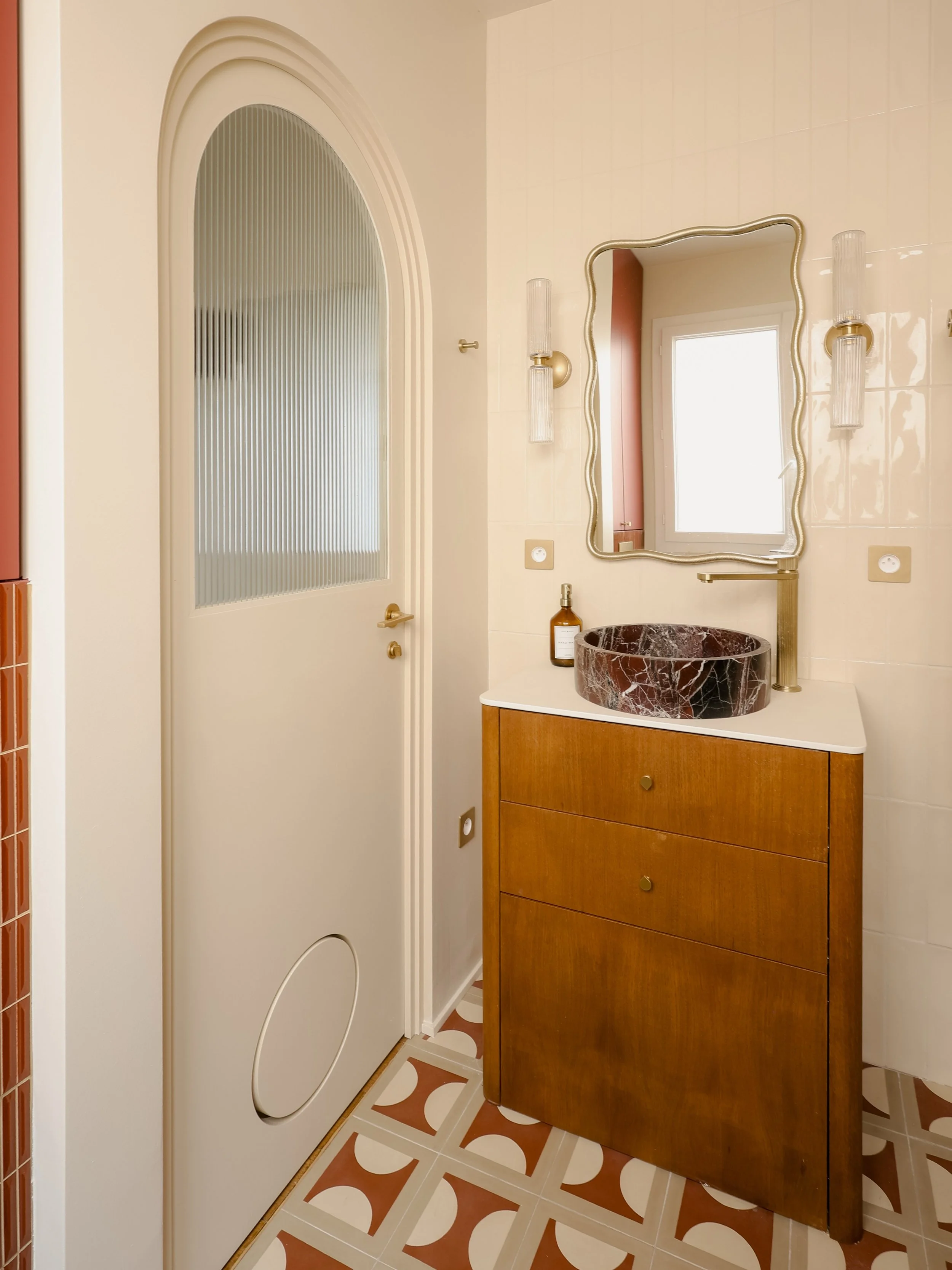 PROJET TOKYO &bull; LA SALLE DE BAIN 🤎

Un sol graphique sign&eacute; @mosaic.factory comme point de d&eacute;part de cette salle de bain. Autour de lui, des teintes chaudes, du bois et des touches de laiton viennent subtilement rappeler ses nuances