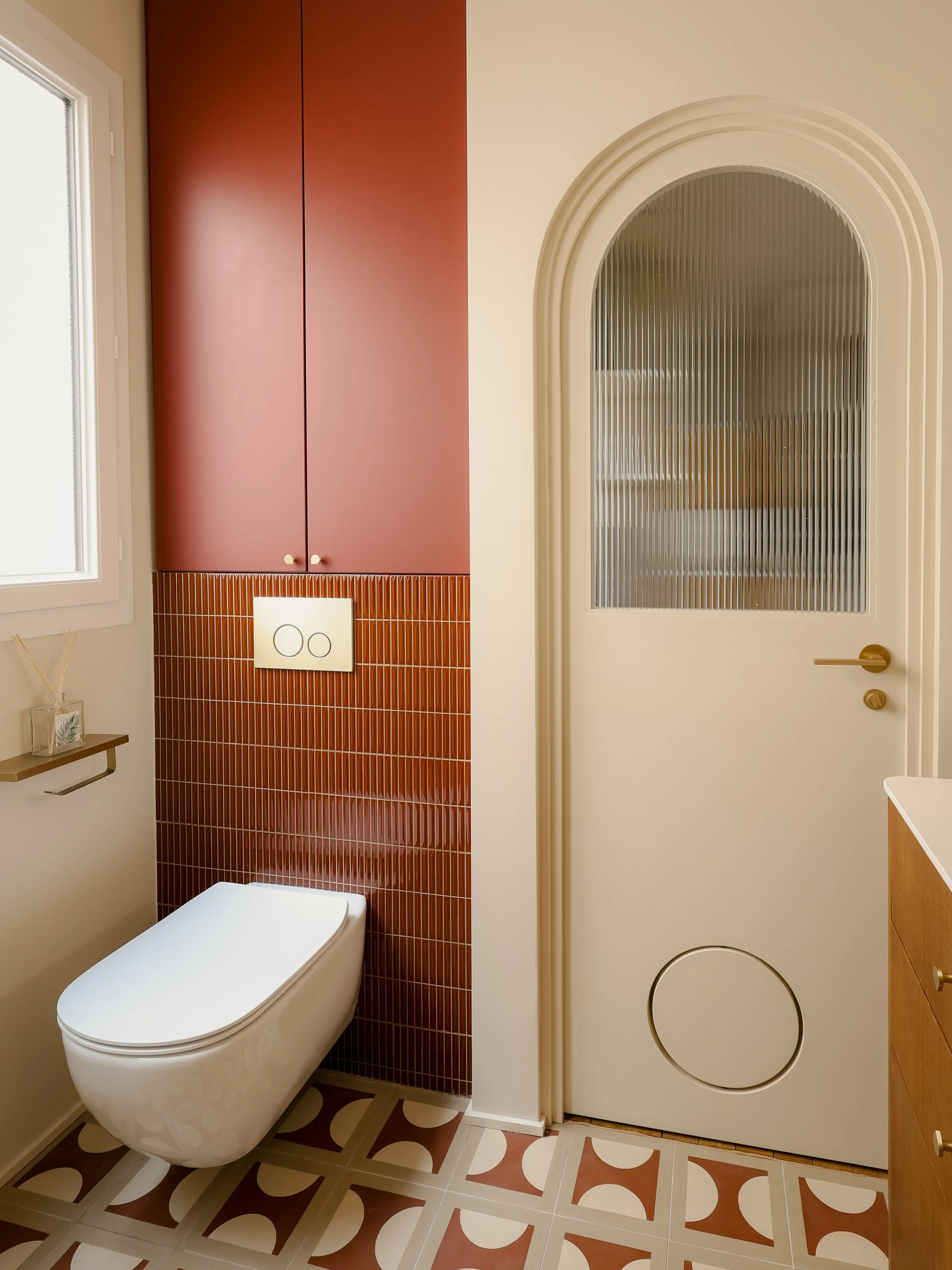 PROJET TOKYO &bull; APR&Egrave;S / AVANT 🤎

Dans ce coin de la salle de bain, on a repens&eacute; chaque d&eacute;tail pour gagner en espace, en lumi&egrave;re et en fluidit&eacute;.

La porte se dessine d&eacute;sormais en arche, avec un verre fl&u