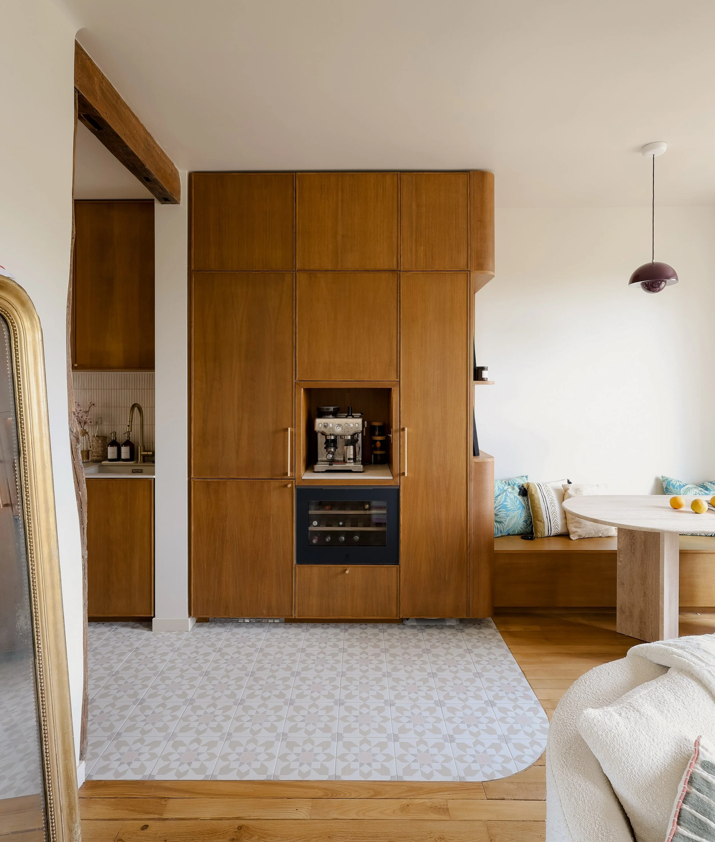 𝗣𝗥𝗢𝗝𝗘𝗧 𝗧𝗢𝗞𝗬𝗢 | 𝗟𝗮 𝗰𝘂𝗶𝘀𝗶𝗻𝗲 🤎

Une cuisine qui se prolonge tout en douceur dans le s&eacute;jour !

L&rsquo;id&eacute;e ? Cr&eacute;er une vraie continuit&eacute; entre la cuisine et les espaces de vie, gr&acirc;ce &agrave; un ense