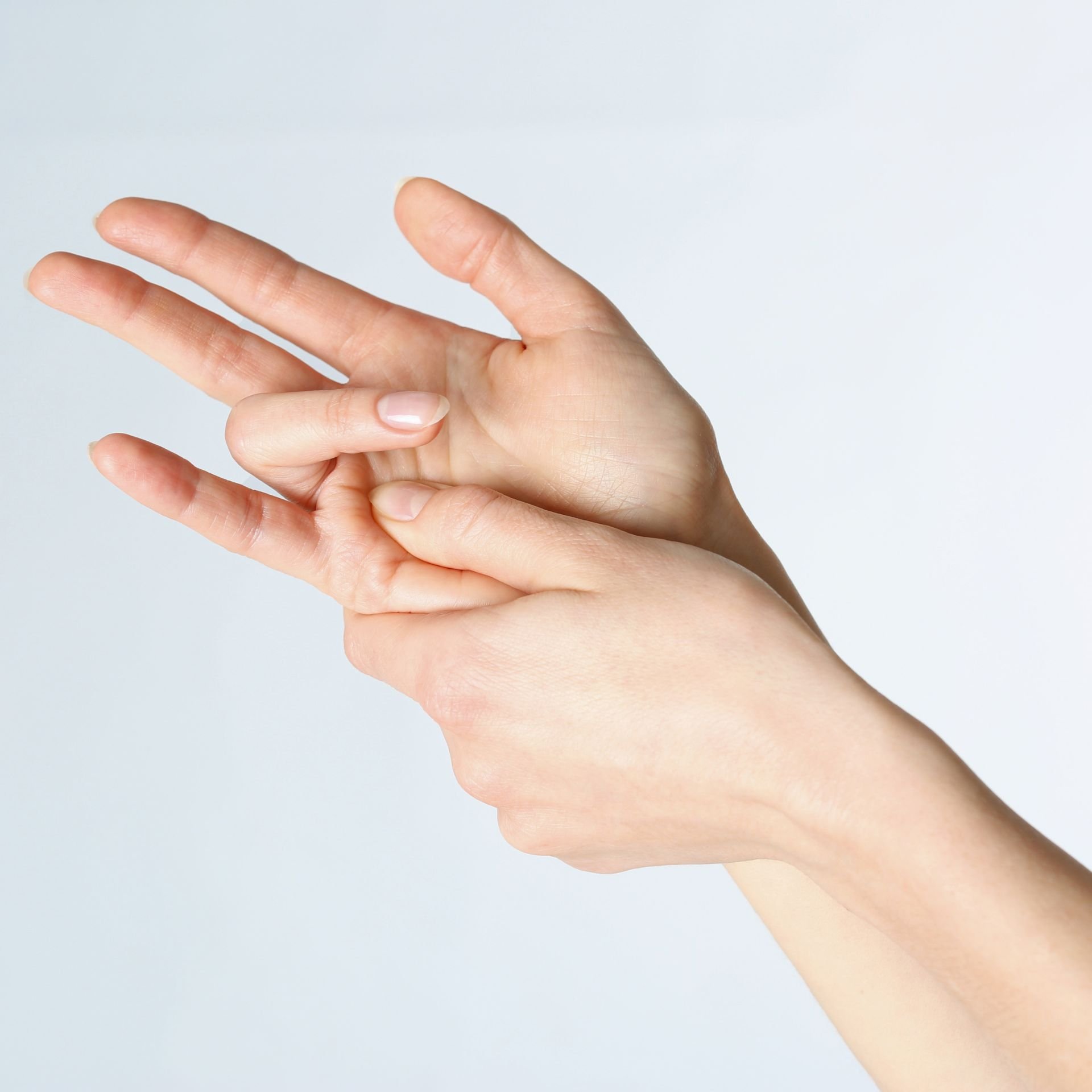 Personne présentant une pathologie nommée doigt à ressaut