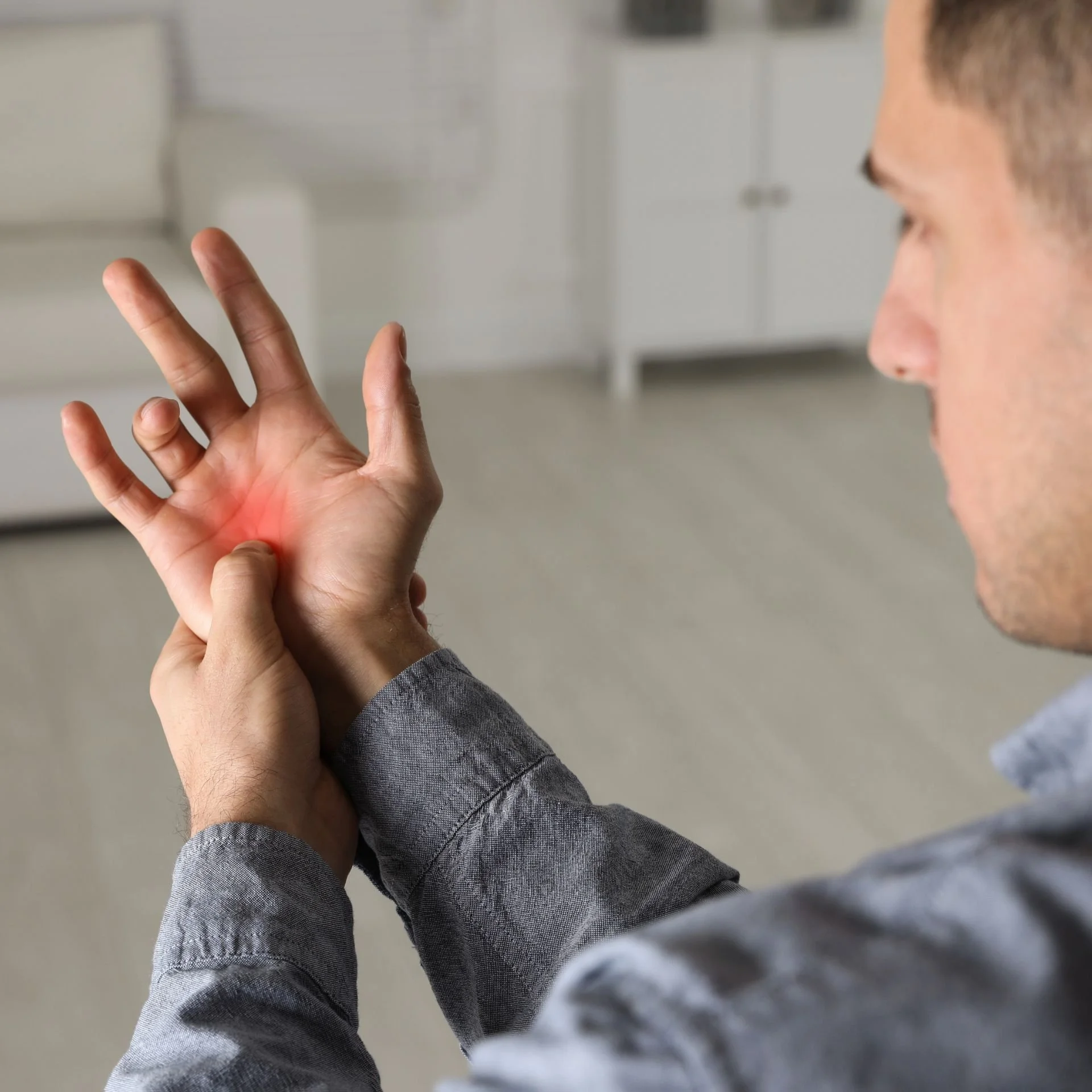Homme ayant des douleurs et des symptomes du doigt à ressaut