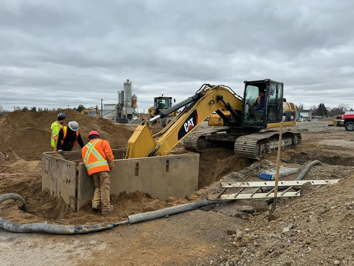 Sanitary tie in today for a new recycling facility project. This one was deep and wet, but our crew did a great job at handling the challenges 👌 #construction #constructionlife #constructionproject #civilconstruction #heavyequipmentlife #heavyequipm