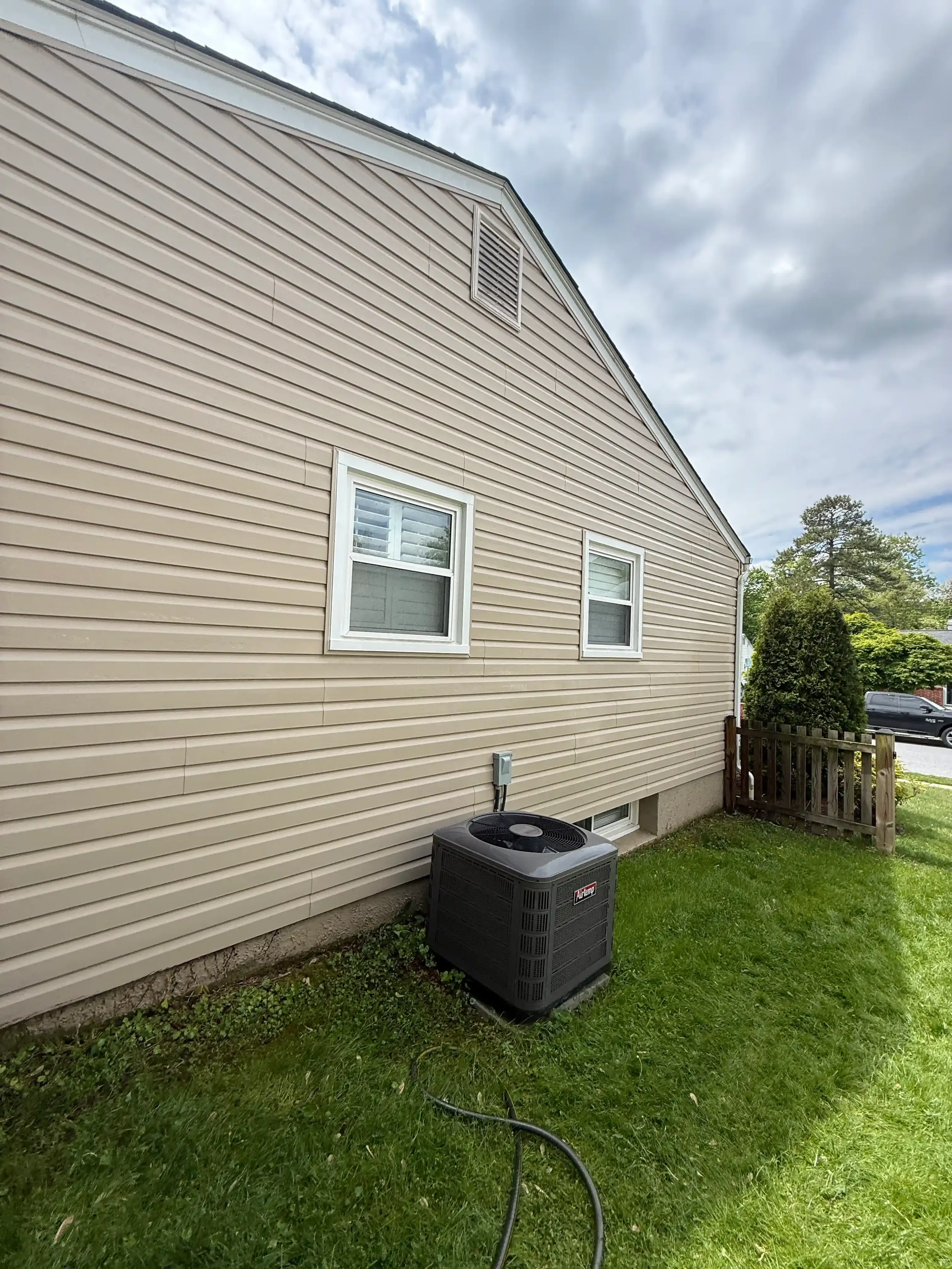soft-washing-sterling-1-siding-pane-relief.webp.webp