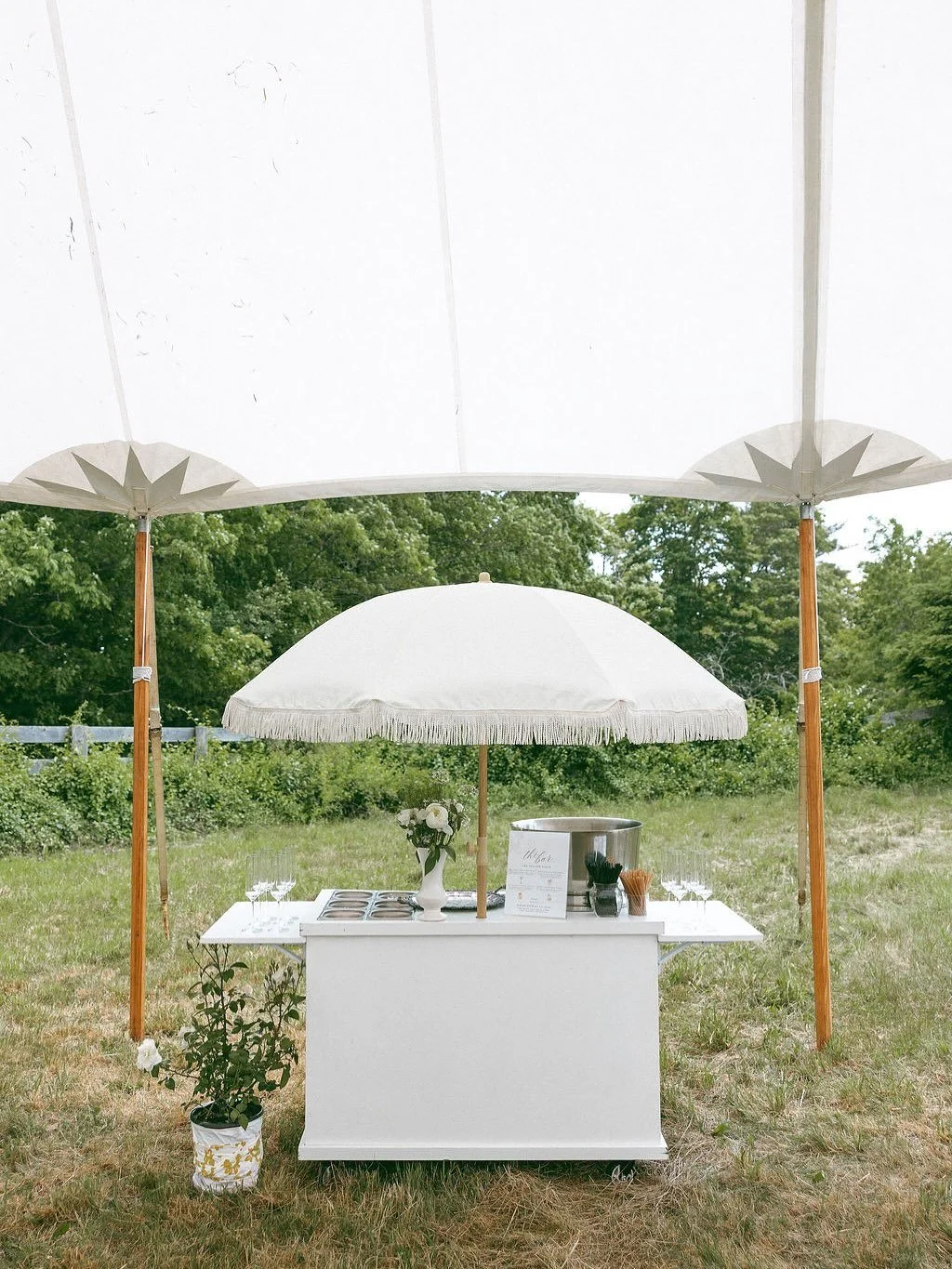 Brides, it&rsquo;s your wedding year!
First of all, congratulations! If you&rsquo;re planning a 2025 or 2026 wedding, this is your moment, and we&rsquo;re here to help you make it elevated and chic with our beautiful champagne and bubbly cart. The pe