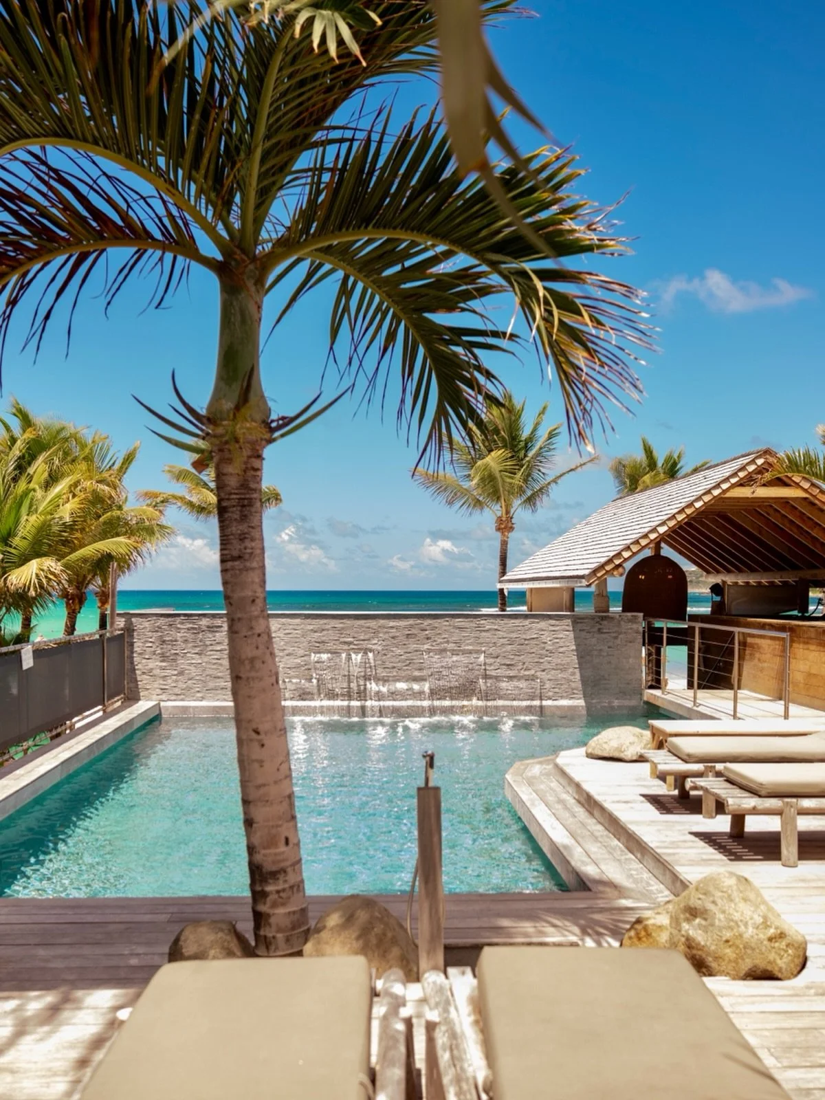 Poolside at Pearl Beach&hellip;just steps from the sea 🌊

A Saint-Barth escape, all year round.