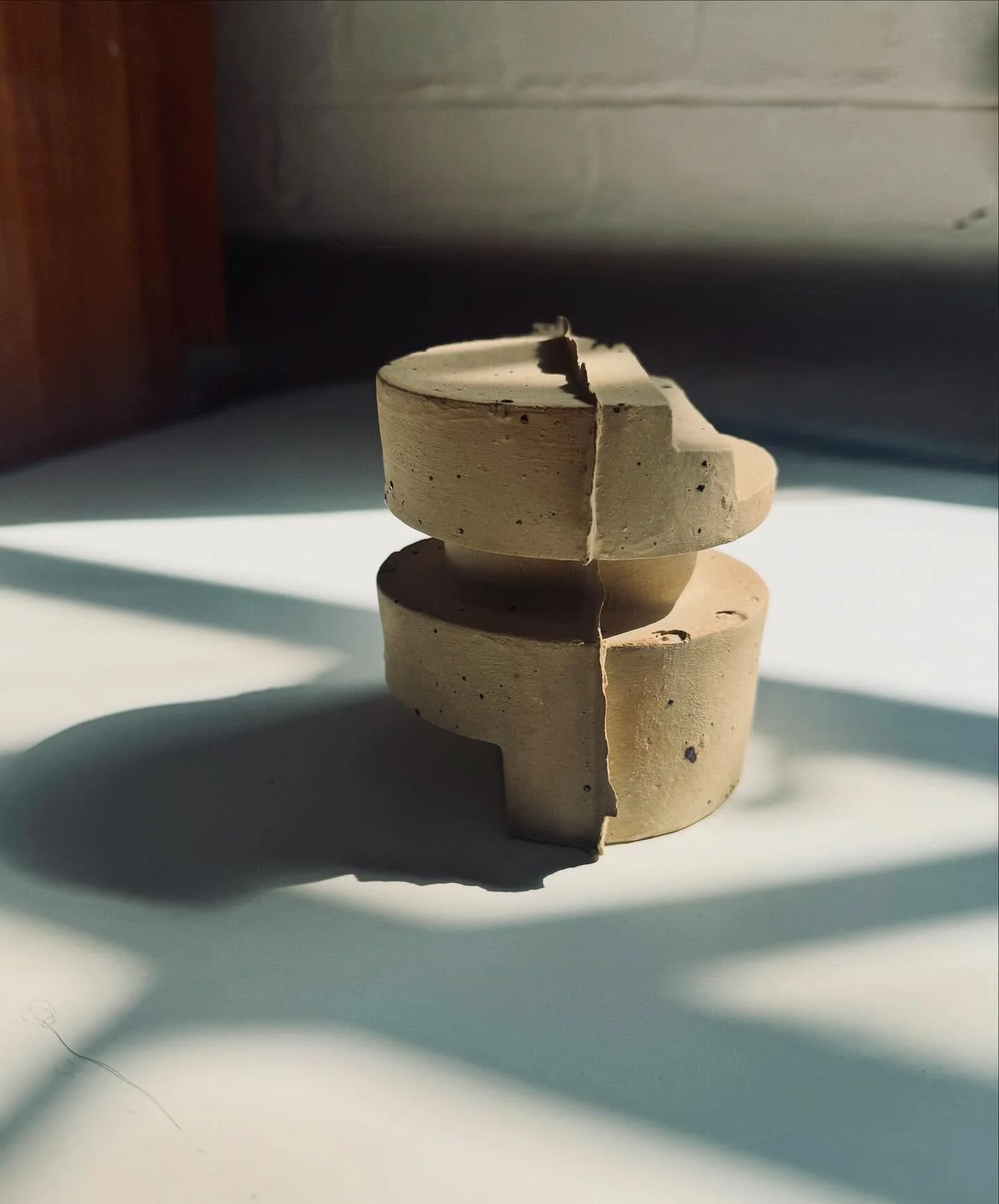 I always have a soft spot for my first jar in the collection, just how small but impactful it is... it really incorporates the brutalist atmosphere I wanted, as well as I can't get enough of the big seamline from the mould.