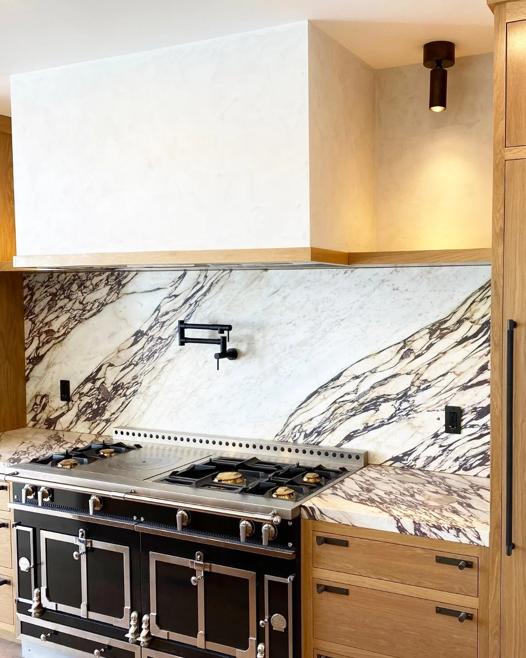 Mixing neutrals (+ metals!) in the kitchen 🛠️🔪 Project details 👇🏼

🍳 The first kitchen remodel includes a lime wash finish on drywall hood surround. White oak trim following the bottom of the hood that ends with integrated floating shelves. Book