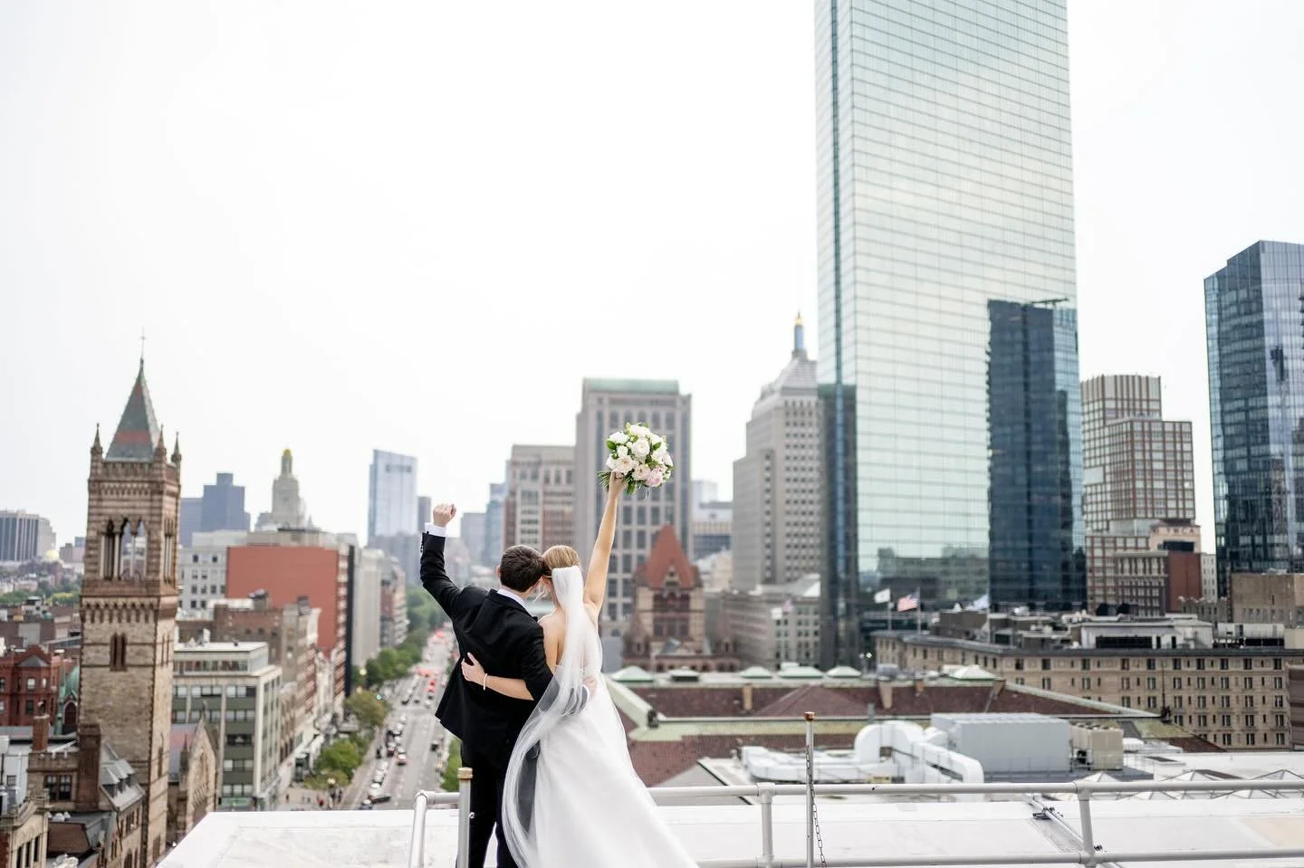 Love is just like being on top of the world! 

I adore these portraits on the roof of the @lenoxhotel by @szweddings that show off the iconic Boston skyline and Micaela &amp; Andrew&rsquo;s joy on their big day 🤍🏙️

#weddinginspiration #weddinginsp