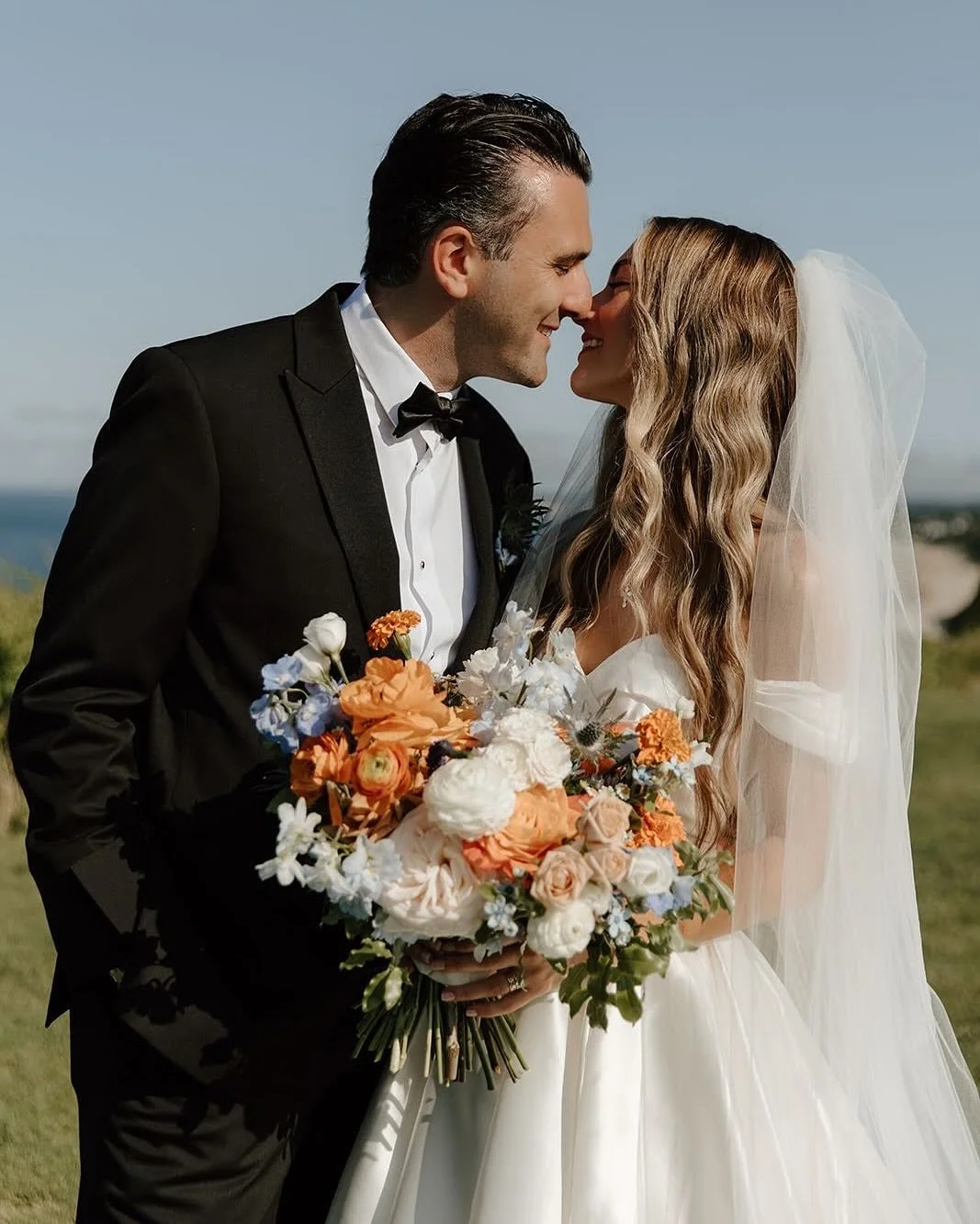 Coolest couple award goes to Kelly and Scott 😎🥂

These portraits by @samanthaturcophotography somehow make it feel like summer ✨

Couple: @damnyoukelly @scottrusso92 
Venue: @whitecliffscc 
Photography: @samanthaturcophotography 

#weddingflorist #