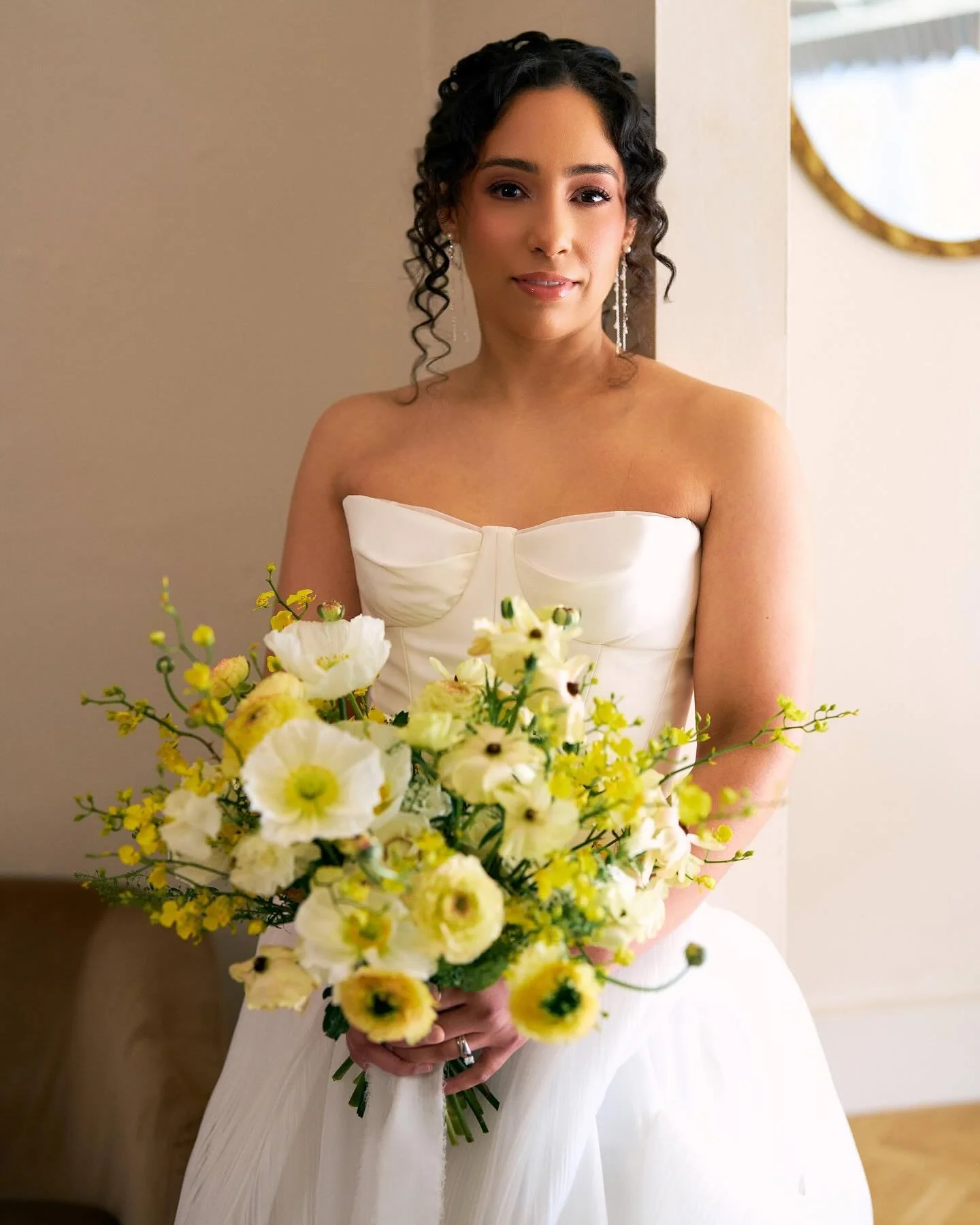 The way a warm spring weekend just heals! I love love love this time of year and all of the exquisite blooms that come with it. This bouquet features floaty, textured and soft florals like poppies, ranunculus, oncidium orchids and sweet pea 😮&zwj;💨