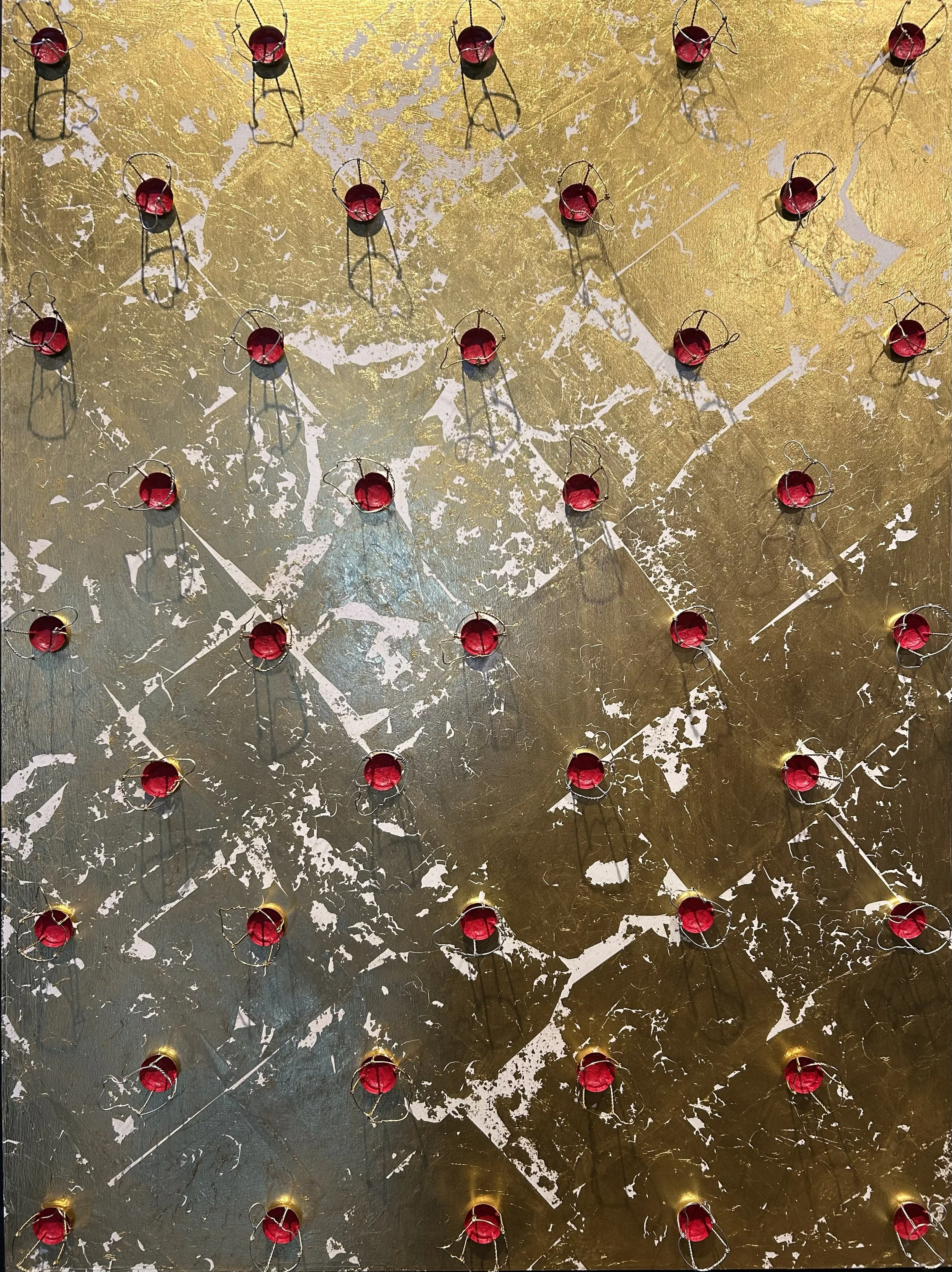 EN TILL TAK! 2025
Technique mixte, feuilles dorées et muselets
provenant de bouteilles de bulles.
Mixed media, gold leaf, and wire cages from
bottles, 30” x 40” [vendue | sold]
