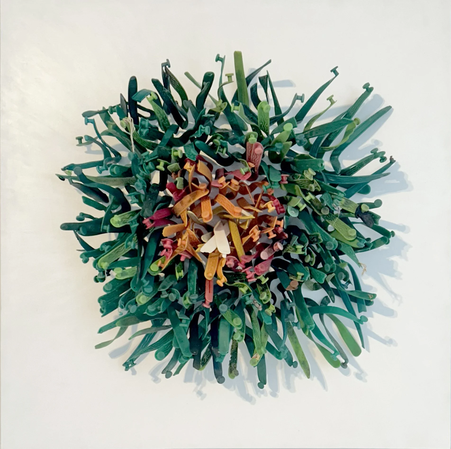 FLIPFLOP FLOWER 2024
Mixed media and marine debris on pane, Technique mixte et déchets marins sur panneau l , 30” x 30” [vendue | sold]