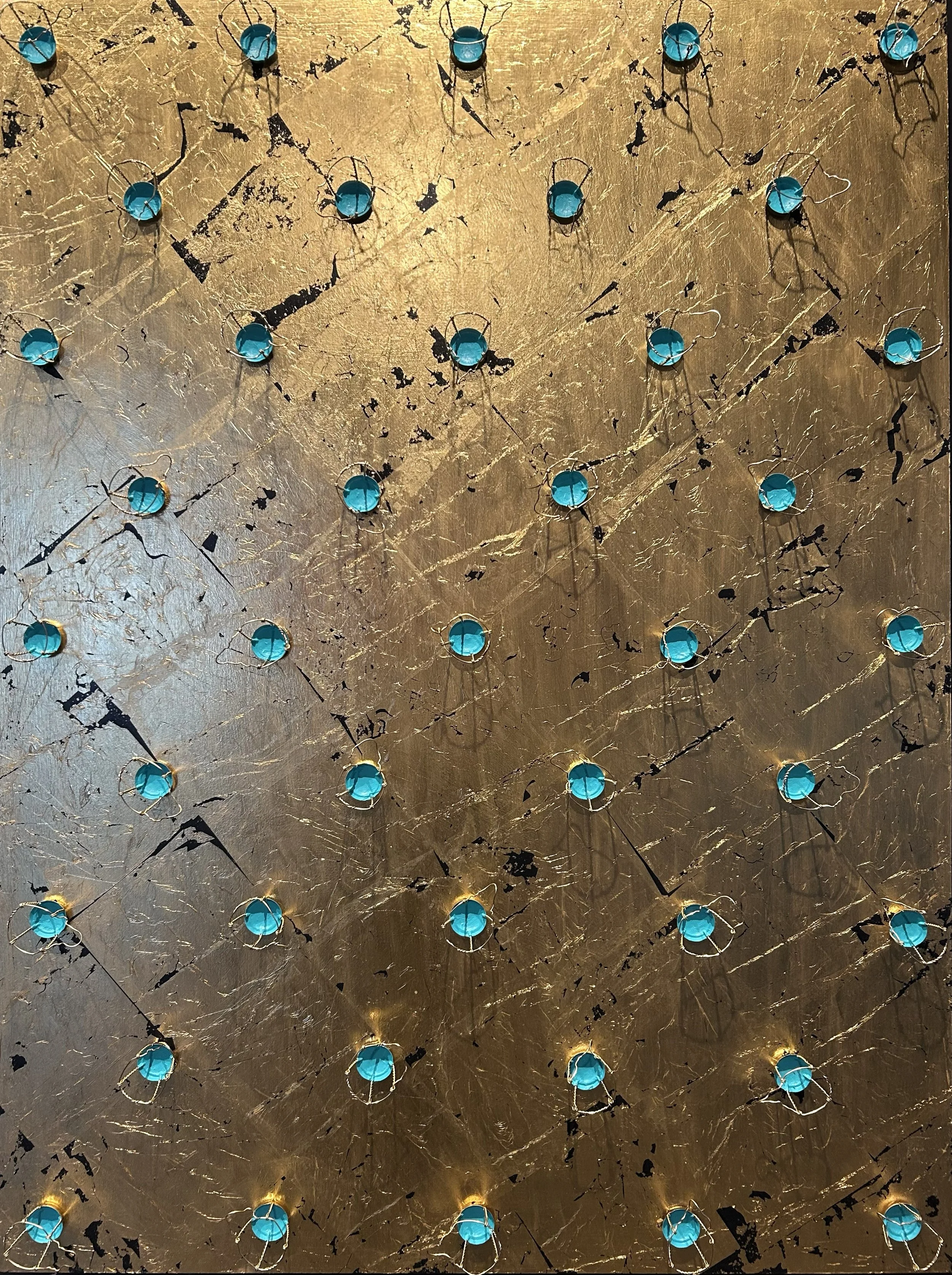 ¡Uno más, por favor! 2025
Technique mixte, feuilles dorées et muselets
provenant de bouteilles de bulles.
Mixed media, gold leaf, and wire cages from
bottles, 30” x 40”