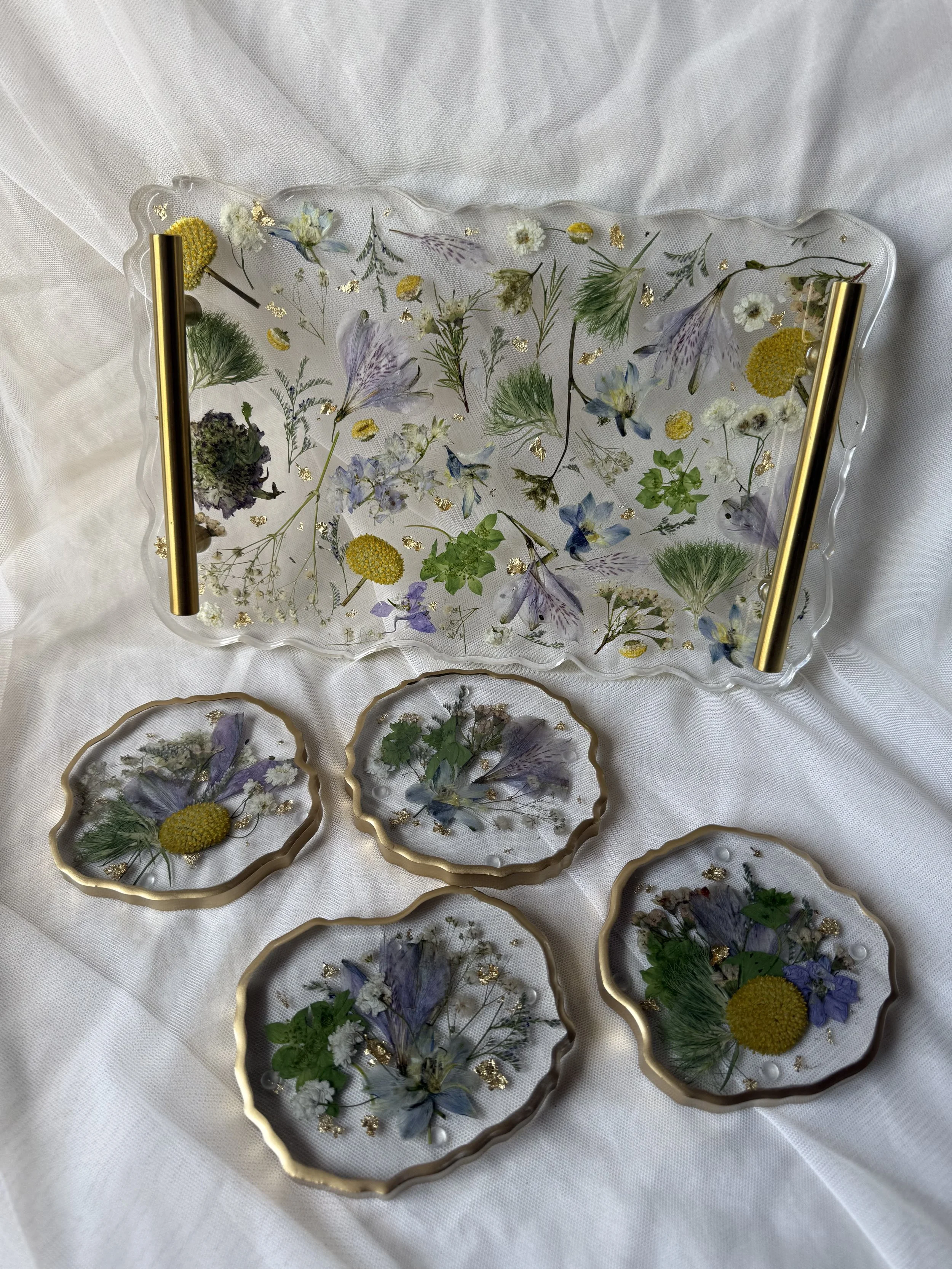 Small geode resin tray with gold handles preserving blue, white, and yellow flowers with four floral geode coasters with gold rims