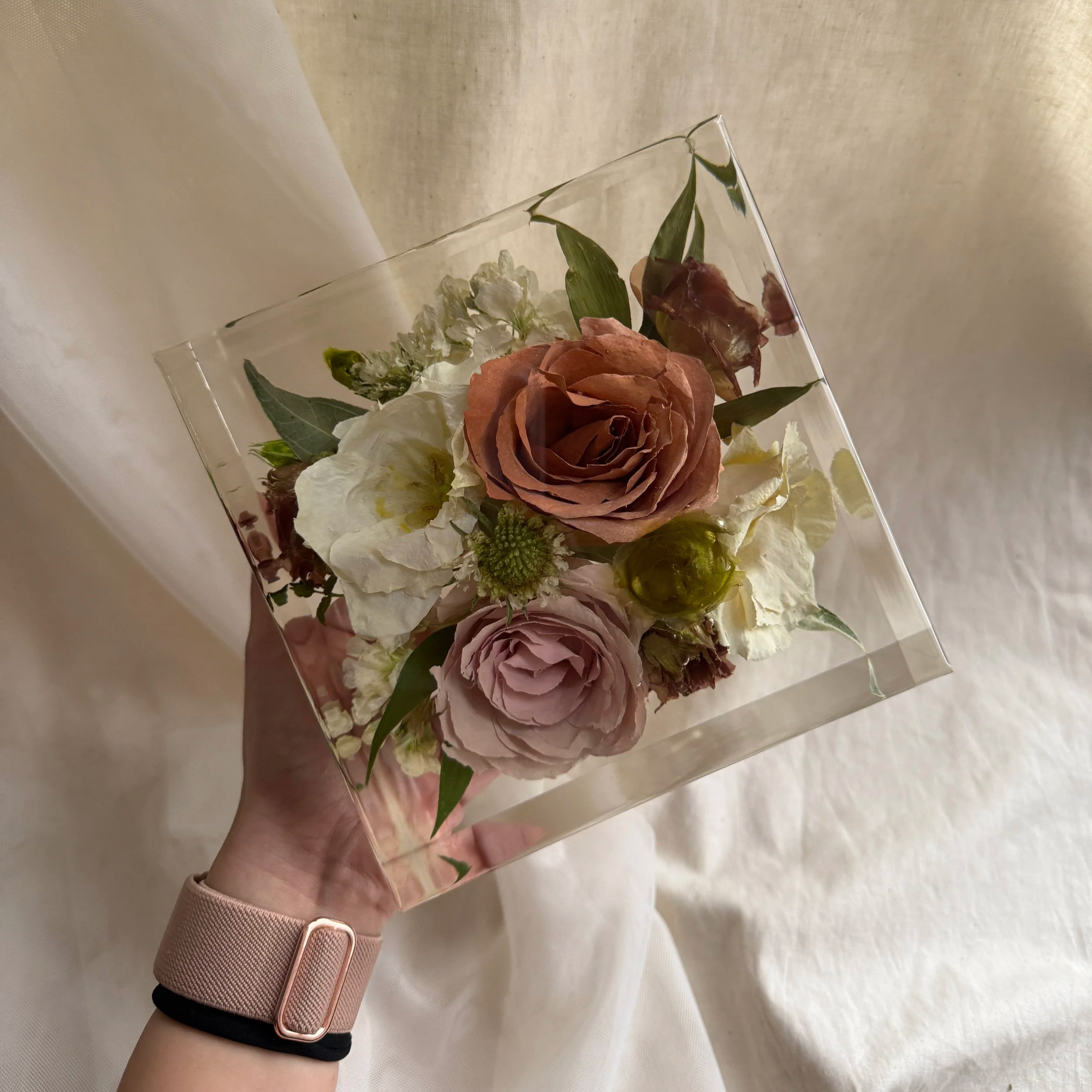 Hand-held 6-inch resin square preserving terracotta and mauve roses with white flowers and greenery