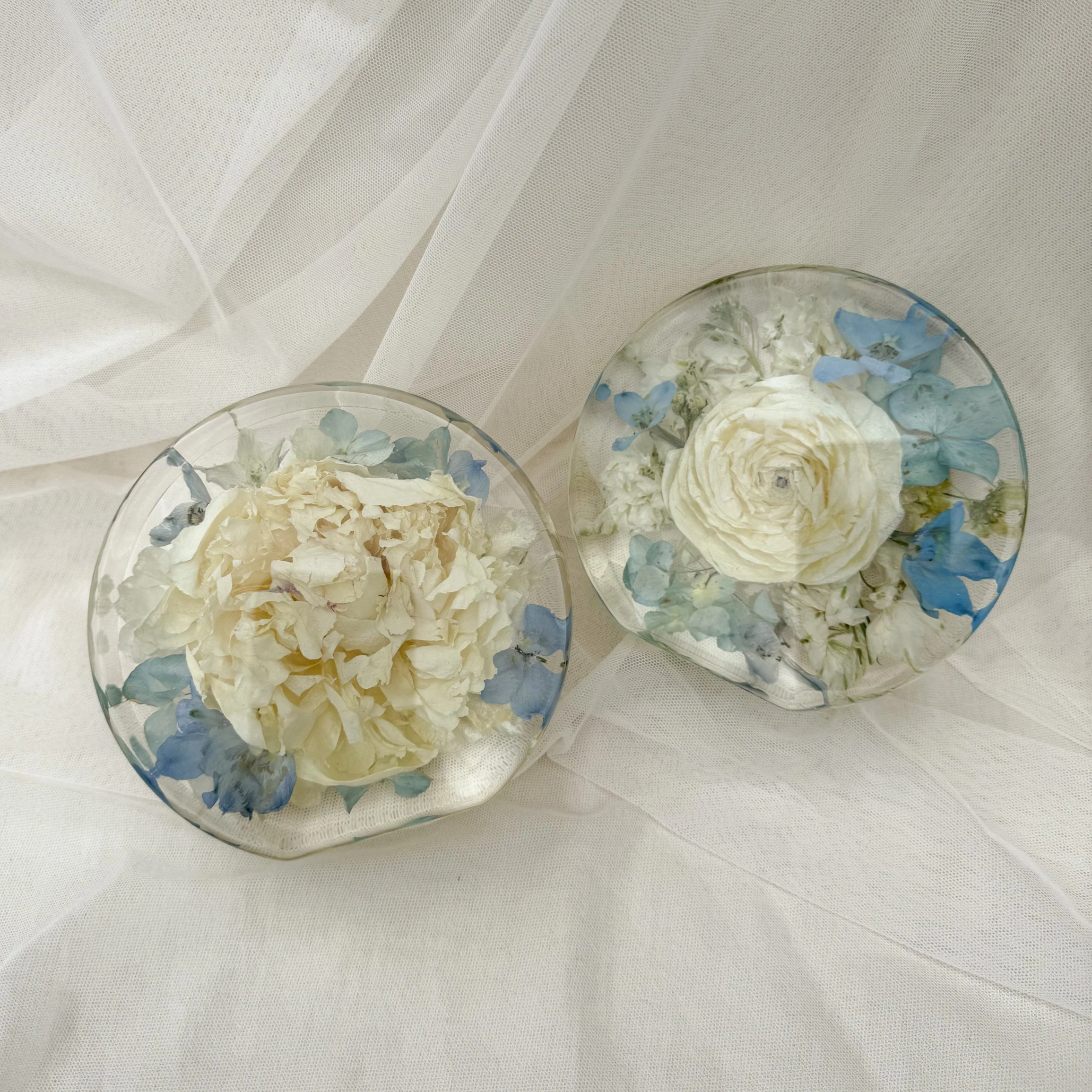 Pair of 5-inch standing resin circles preserving ivory flowers and roses with blue hydrangea