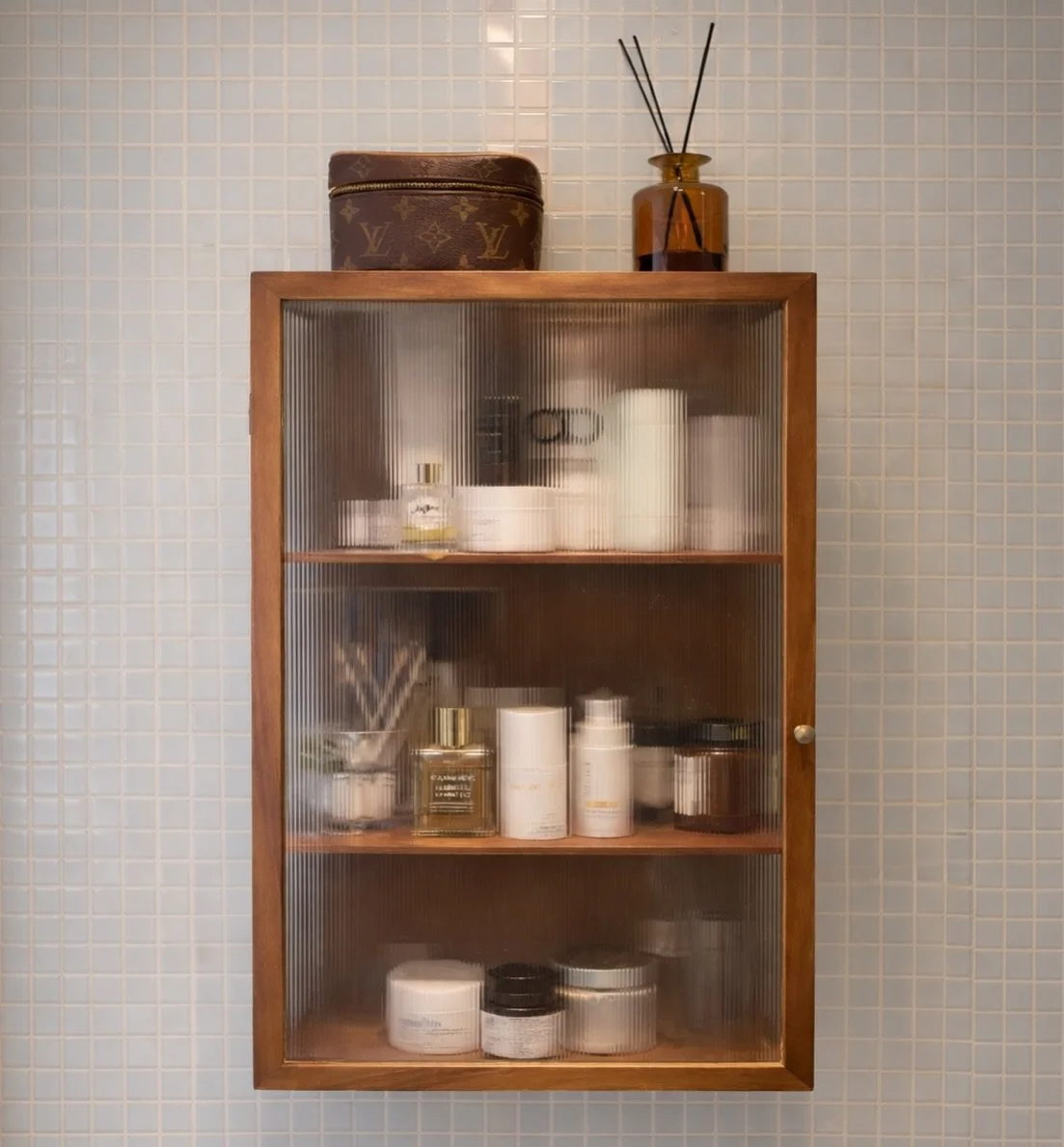 Hudpleje beh&oslash;ver ikke larme ✨

Et stille kig ind i det, der g&oslash;r forskellen &ndash;

lag p&aring; lag af ro, pleje og resultater. 

&hellip; hvad er dit yndlingsprodukt for tiden? 🤍

#neostrata #exuviance #gisou #tomford #priori