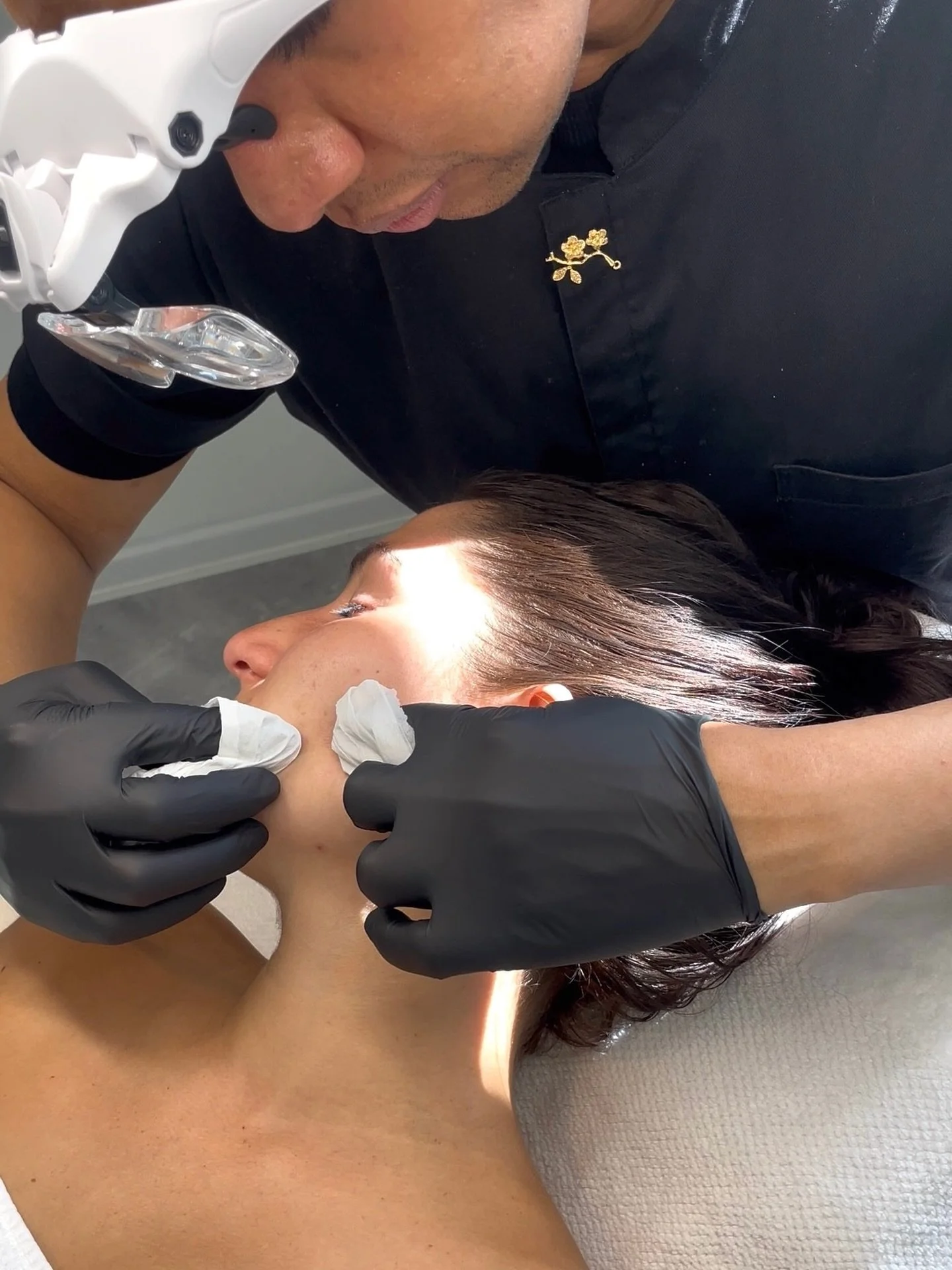 F&oslash;les din hud tilstoppet, kedelig eller lidt&hellip; tr&aelig;t? ☁️

Det er sj&aelig;ldent dine produkter, der er problemet. Det er det, der ligger og blokerer under overfladen..
Dybderens handler ikke bare om at fjerne &ndash; det handler om 