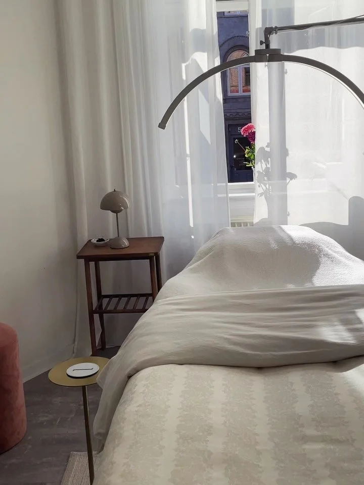 Et lille rum, hvor ro kan m&aelig;rkes, og resultater kan ses. ✨

Hos youmoment er behandlingen skr&aelig;ddersyet til dig og din hud. For b&aring;de din hud og dine behov kan &aelig;ndre sig fra gang til gang &ndash; og derfor tager jeg altid udgang