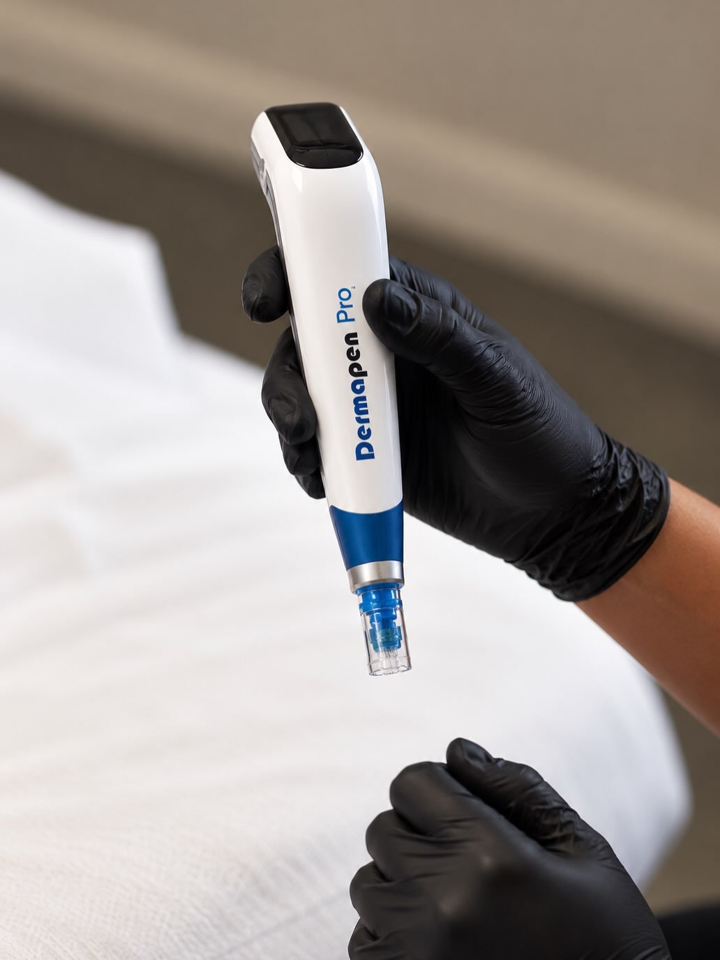Den ser m&aring;ske ikke ud af meget&hellip; men lad dig ikke narre. ✨

Jeg har gl&aelig;det mig utrolig meget til at pr&aelig;sentere den nyeste tilf&oslash;jelse hos Youmoment: microneedling med Dermapen PRO.

N&aring;r jeg v&aelig;lger nye behandl