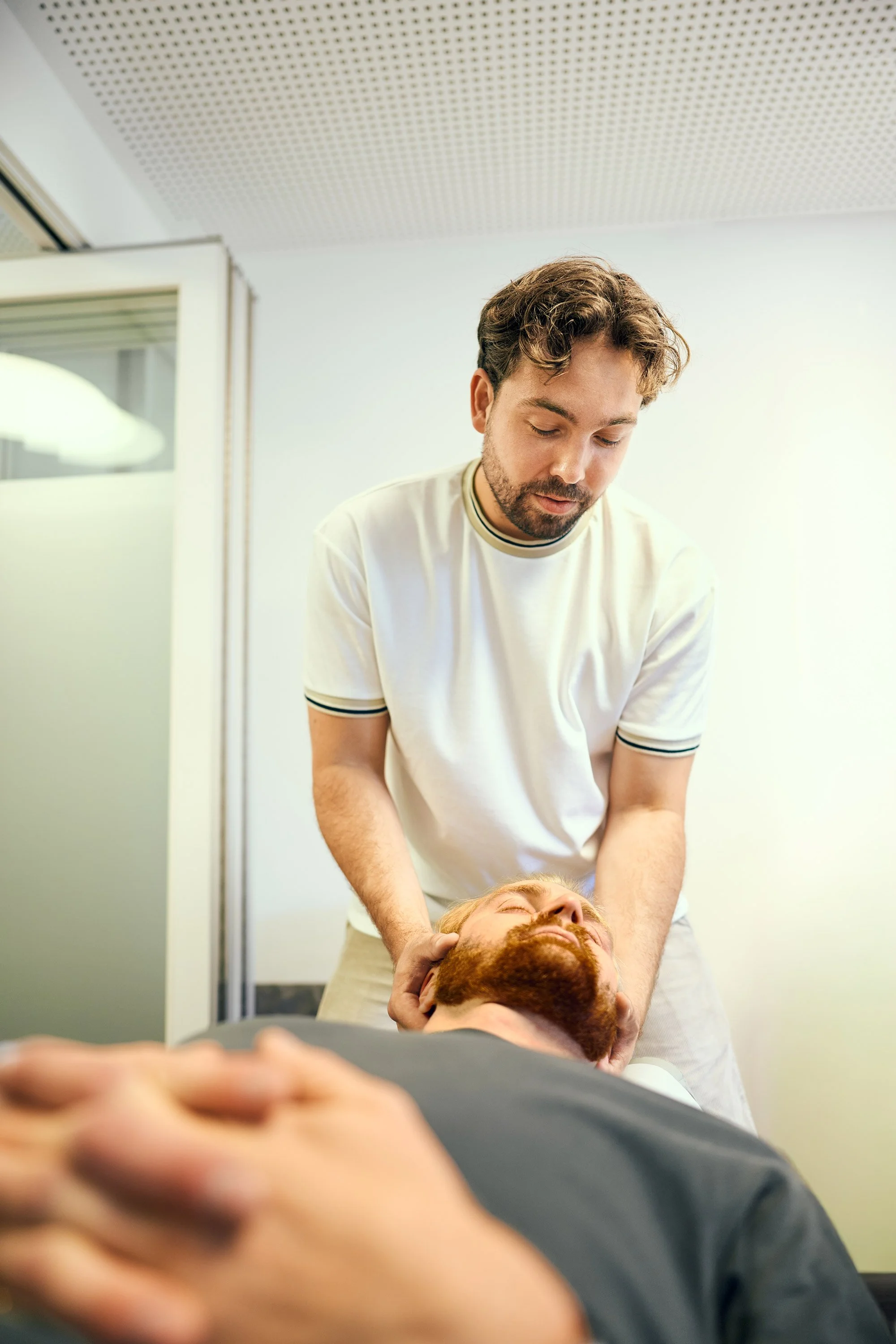 Ein Mann bekommt eine professionelle Massage im Gesundheits- oder Wellnesszentrum.